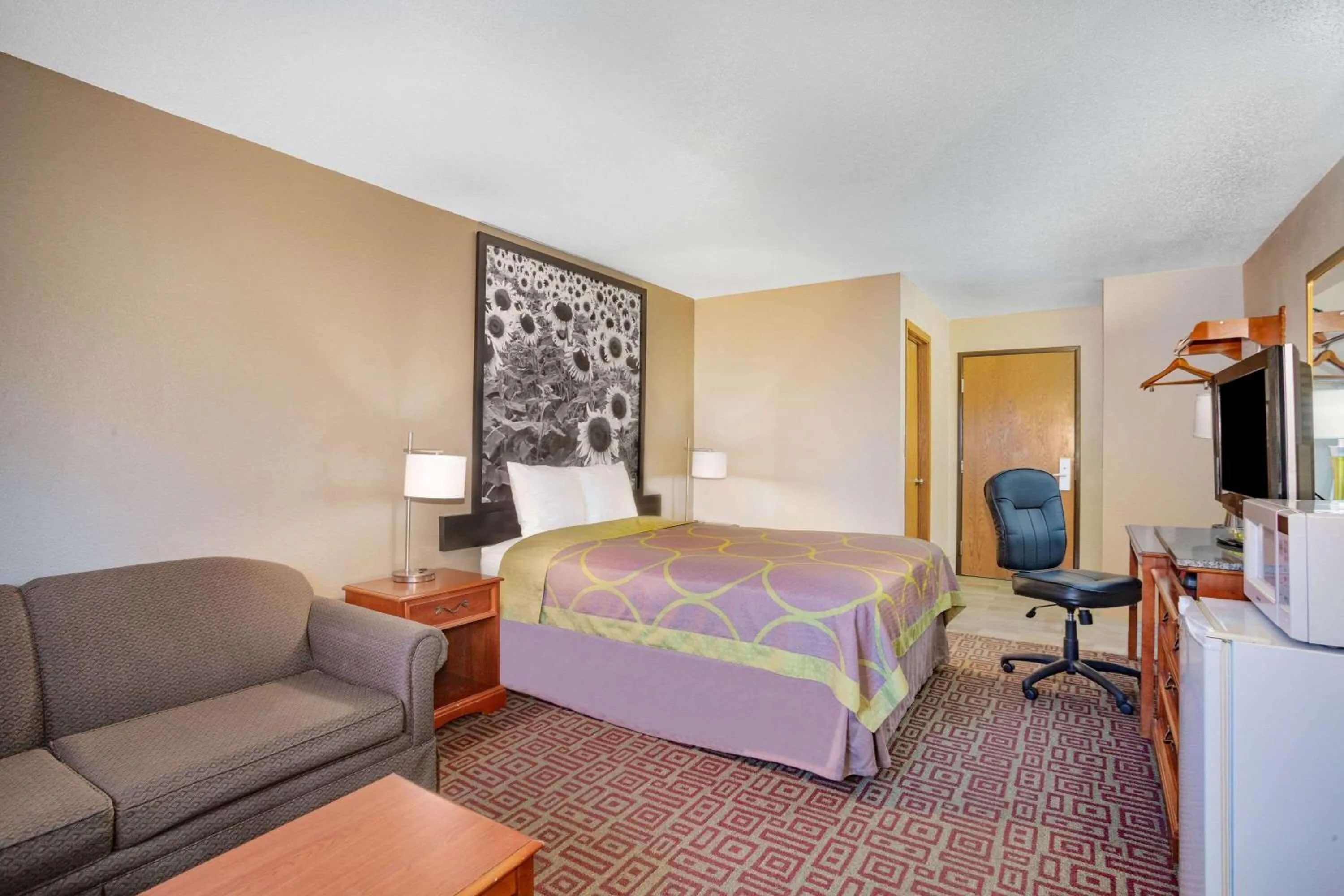 Photo of the whole room, Bed in Super 8 by Wyndham Fort Madison