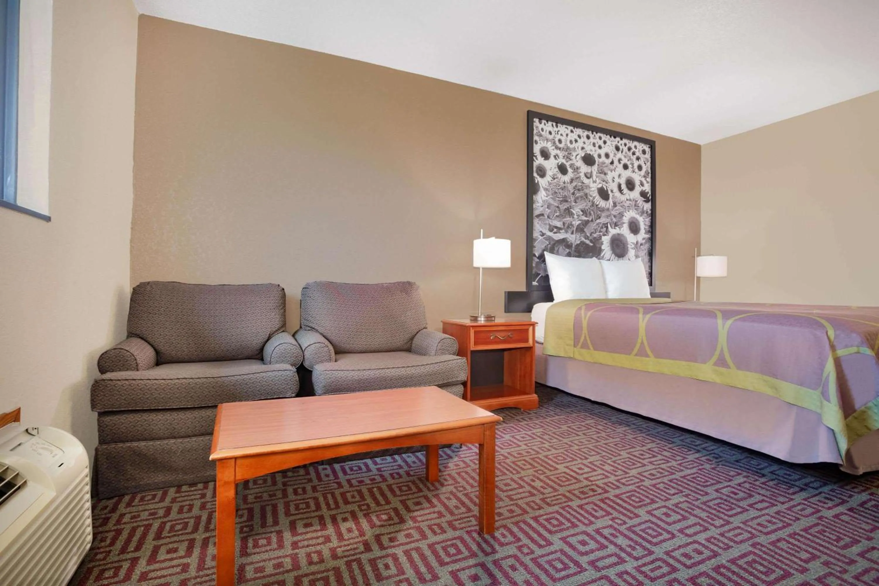 Photo of the whole room, Bed in Super 8 by Wyndham Fort Madison