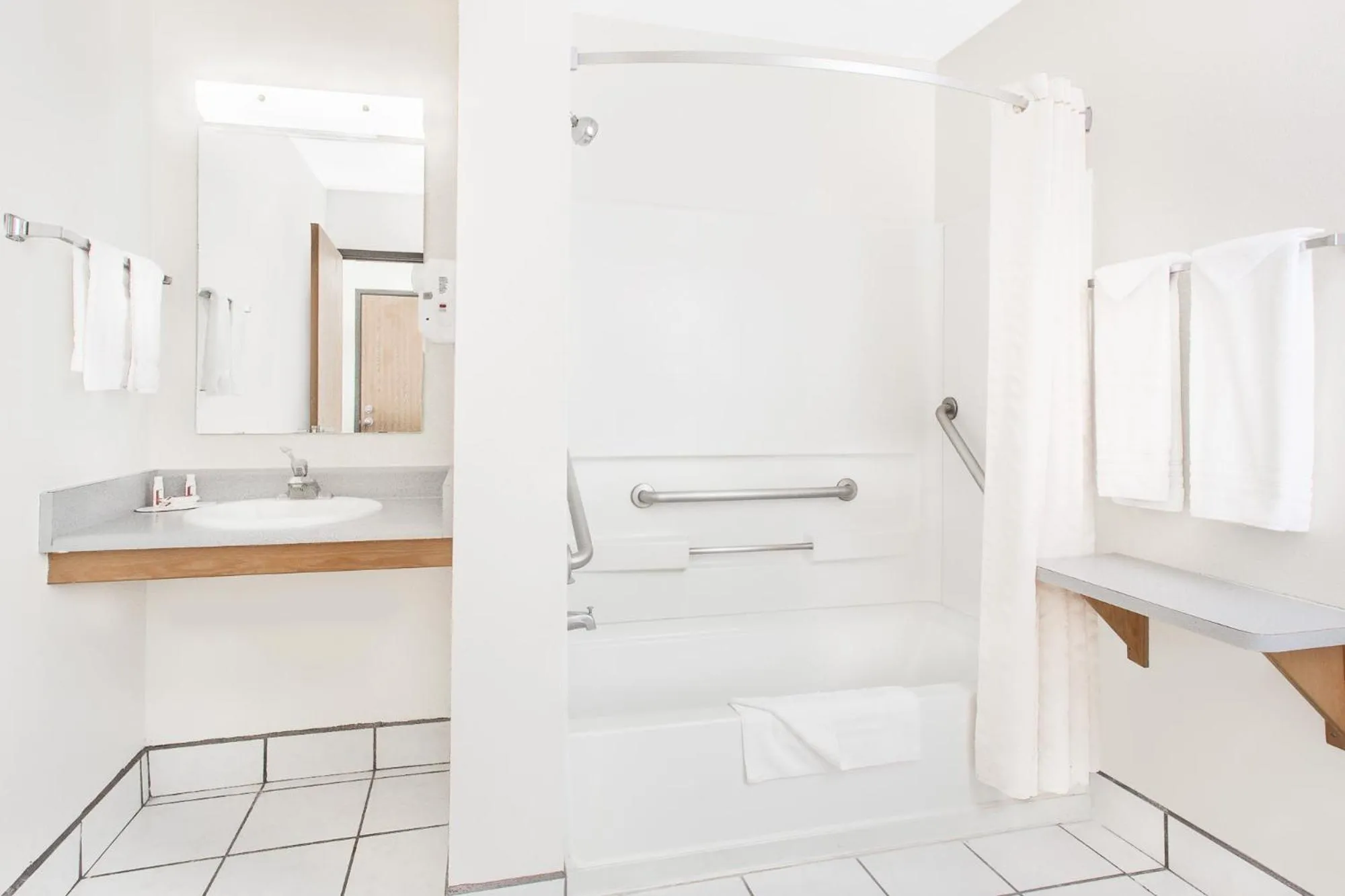 Super 8 by Wyndham Bloomfield