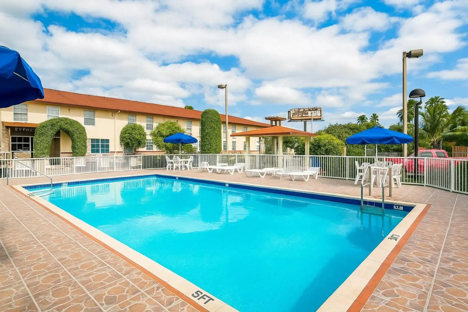 Swimming pool in Belmont Inn & Suites
