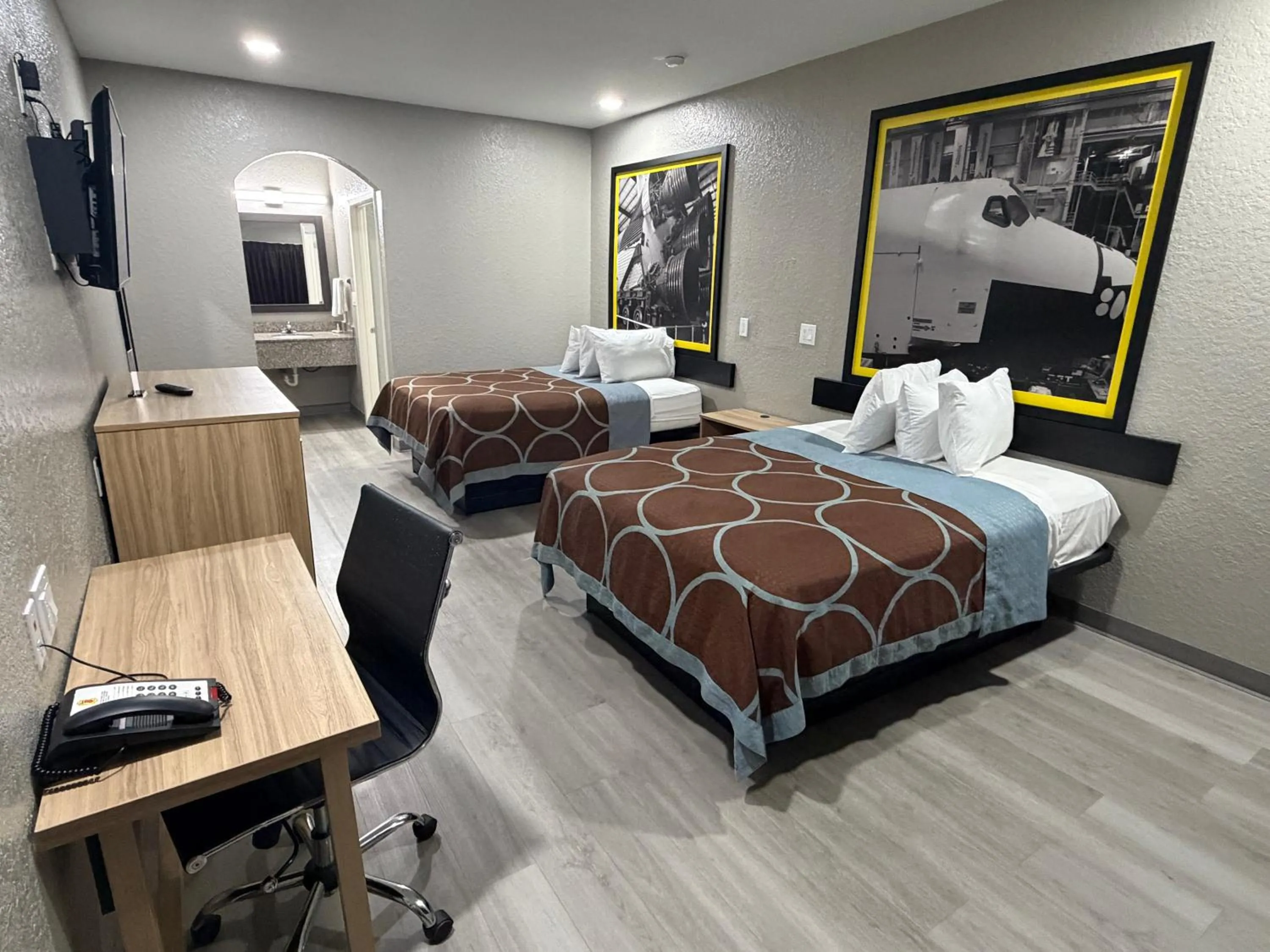 Bed in Super 8 by Wyndham Houston/Brookhollow NW