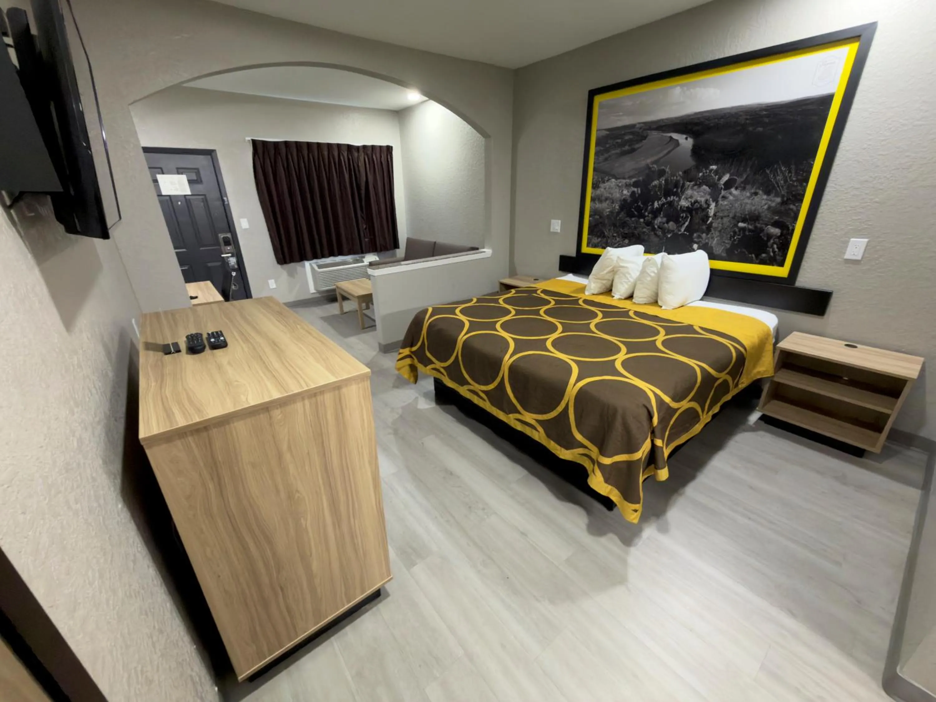 Bed in Super 8 by Wyndham Houston/Brookhollow NW