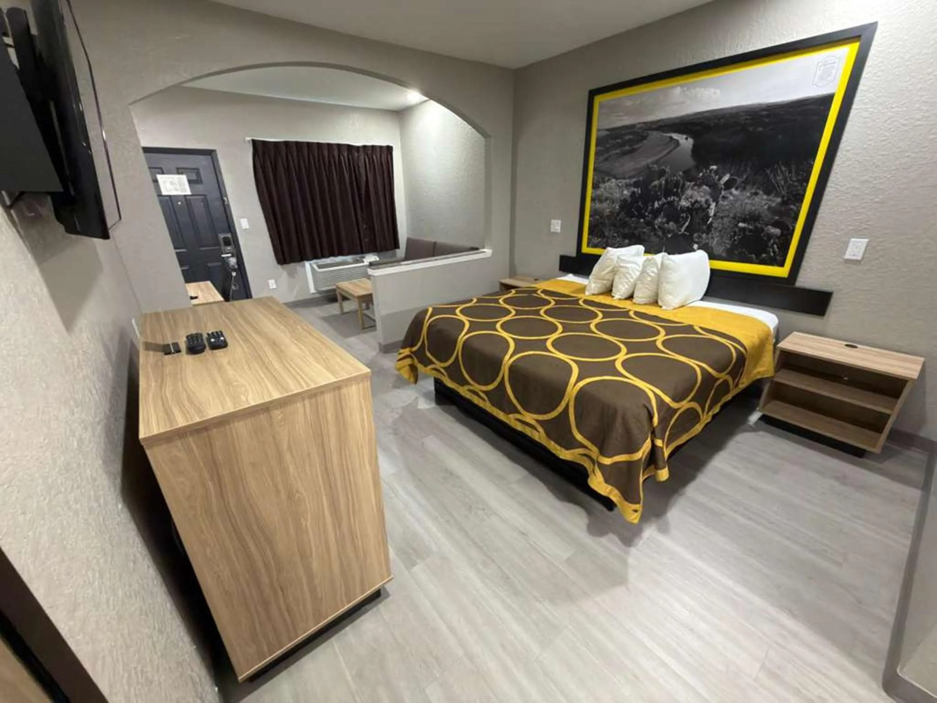 Bed in Super 8 by Wyndham Houston/Brookhollow NW