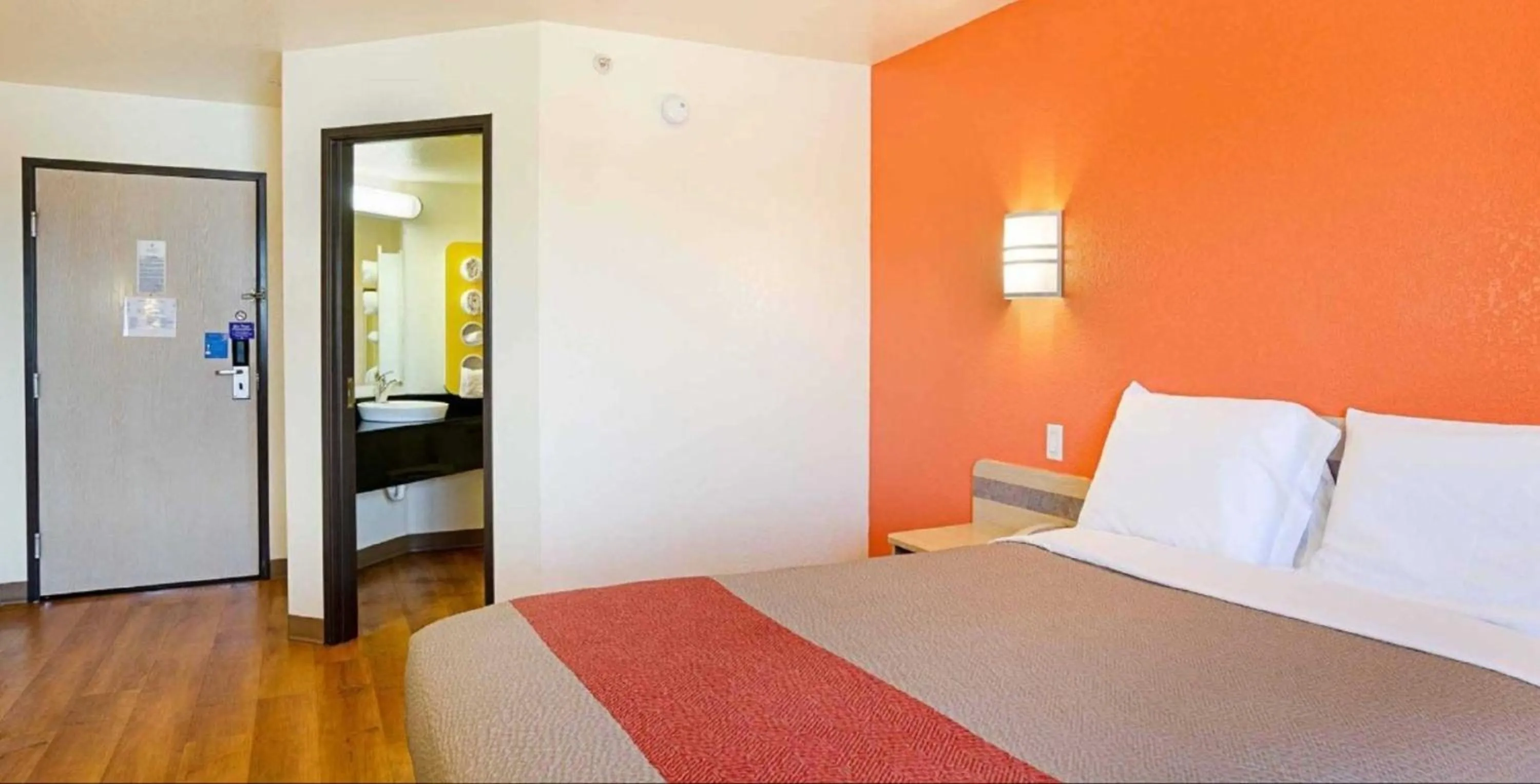 Bedroom, Bed in Motel 6-Fort Lupton, CO