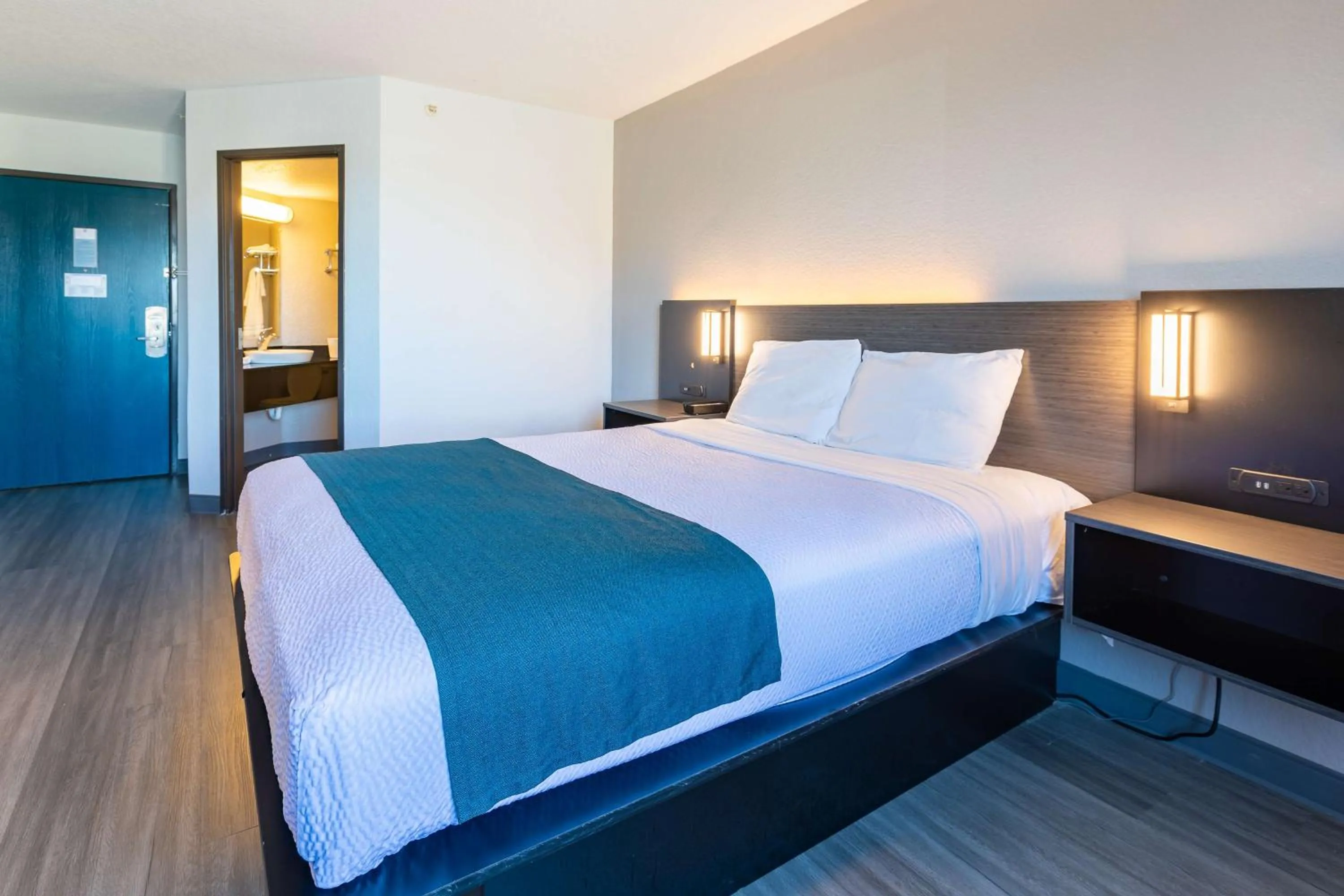 Bedroom, Bed in Motel 6-Fort Lupton, CO