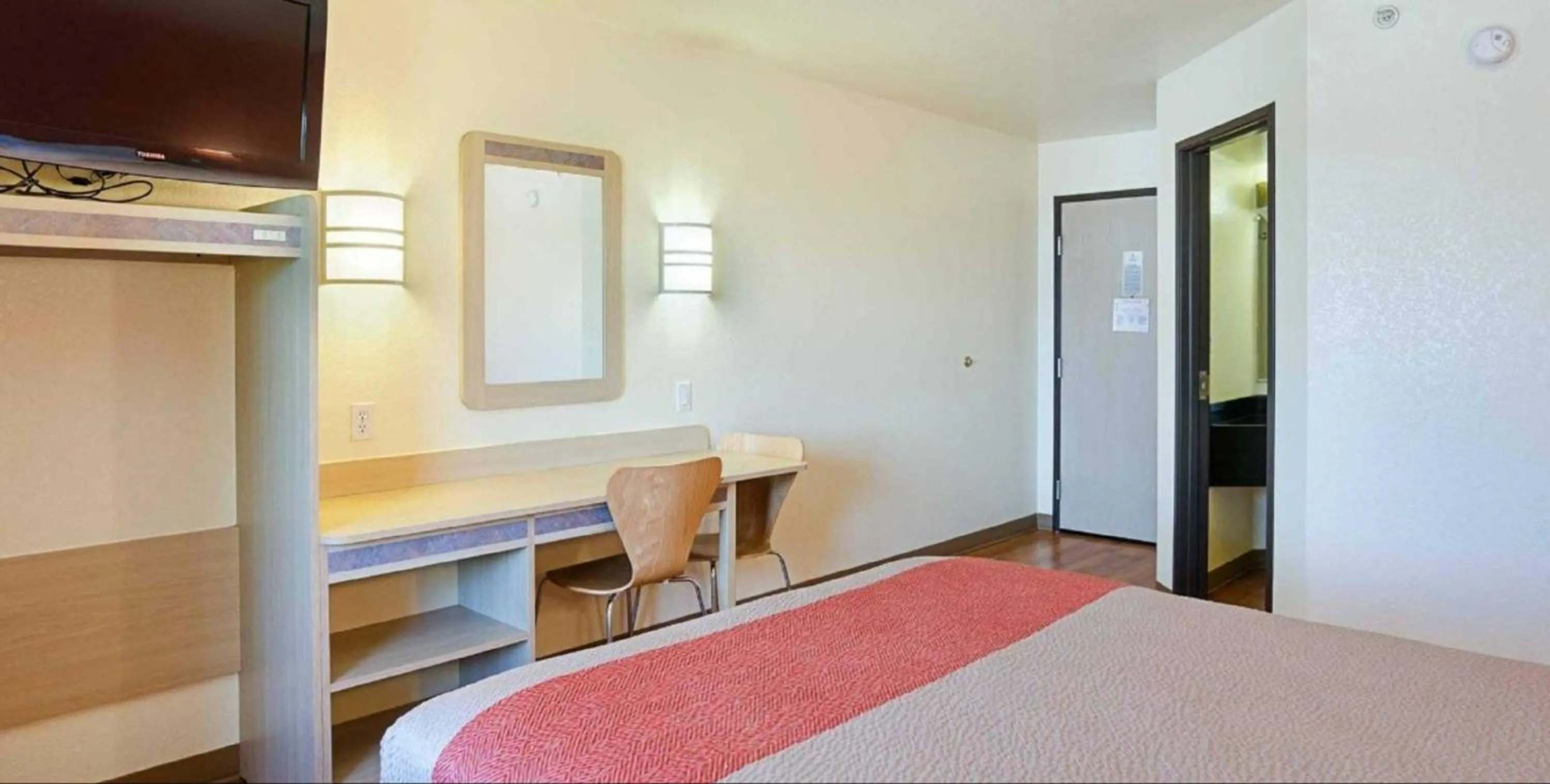 Bedroom, Bed in Motel 6-Fort Lupton, CO