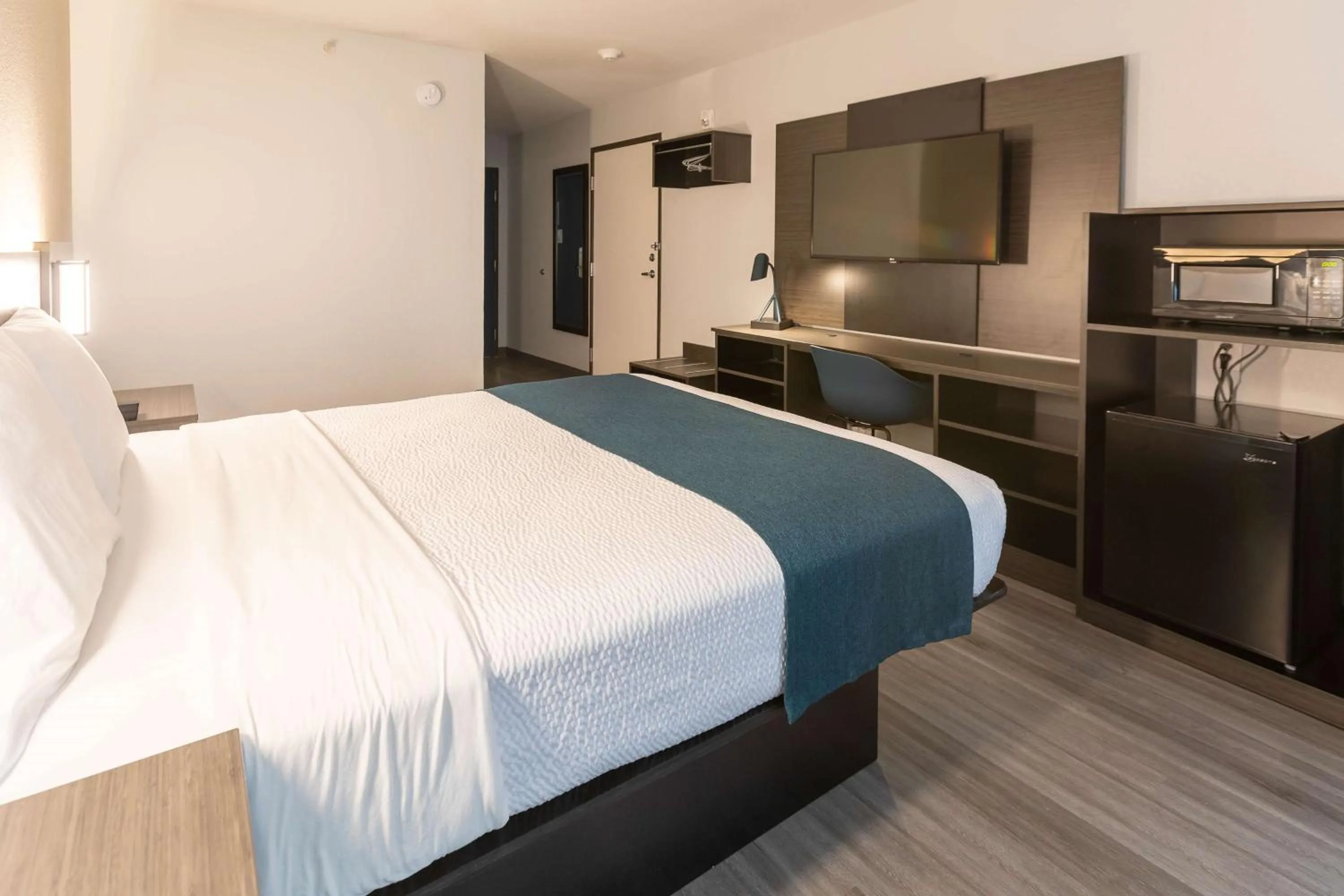 Bedroom, Bed in Motel 6-Fort Lupton, CO