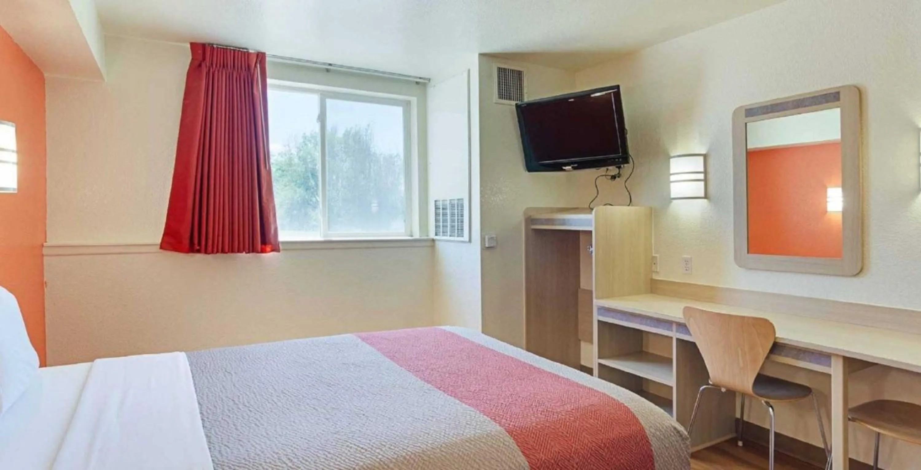 Photo of the whole room, Bed in Motel 6-Fort Lupton, CO