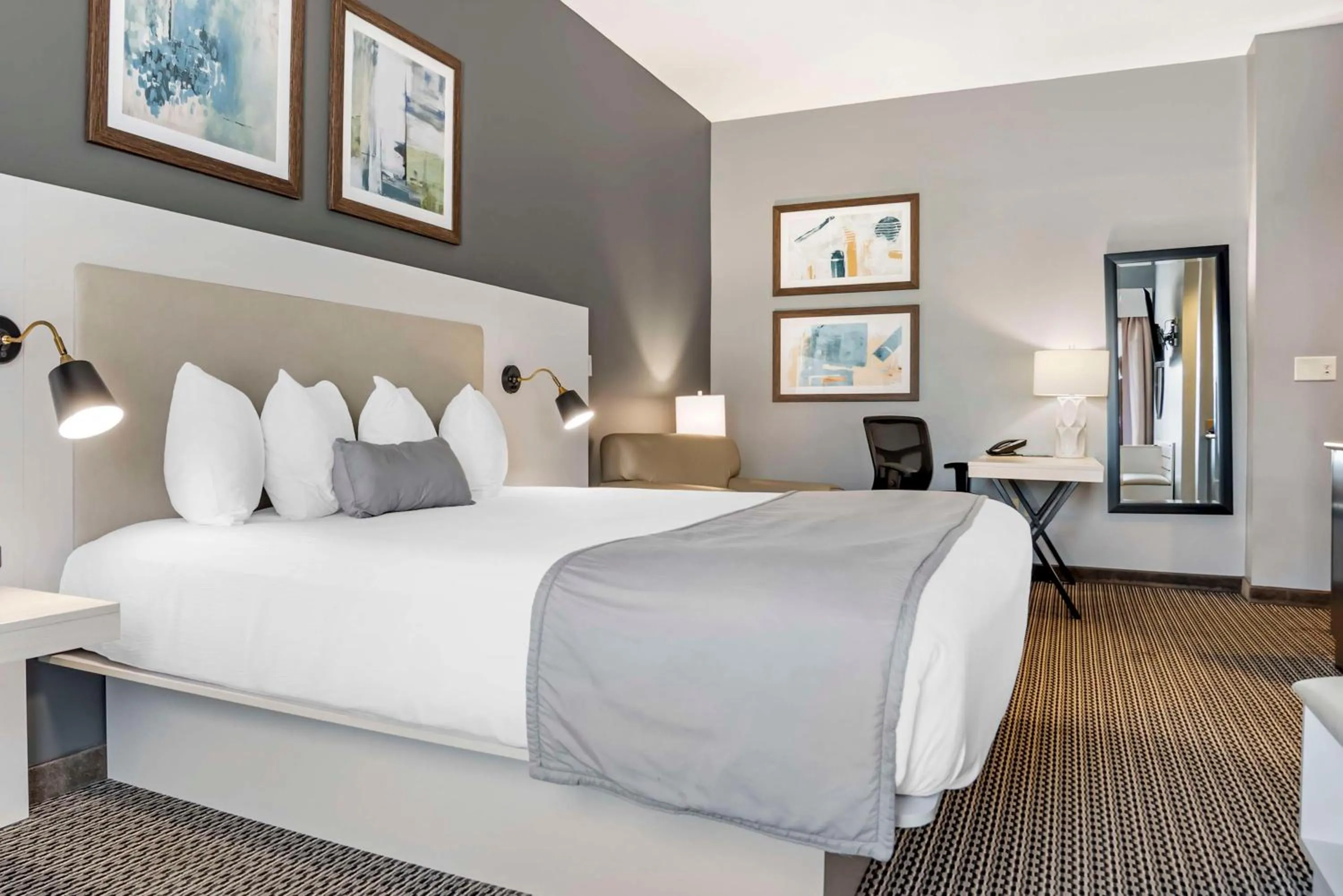 Bedroom, Bed in Best Western Plus Two Rivers Hotel & Suites