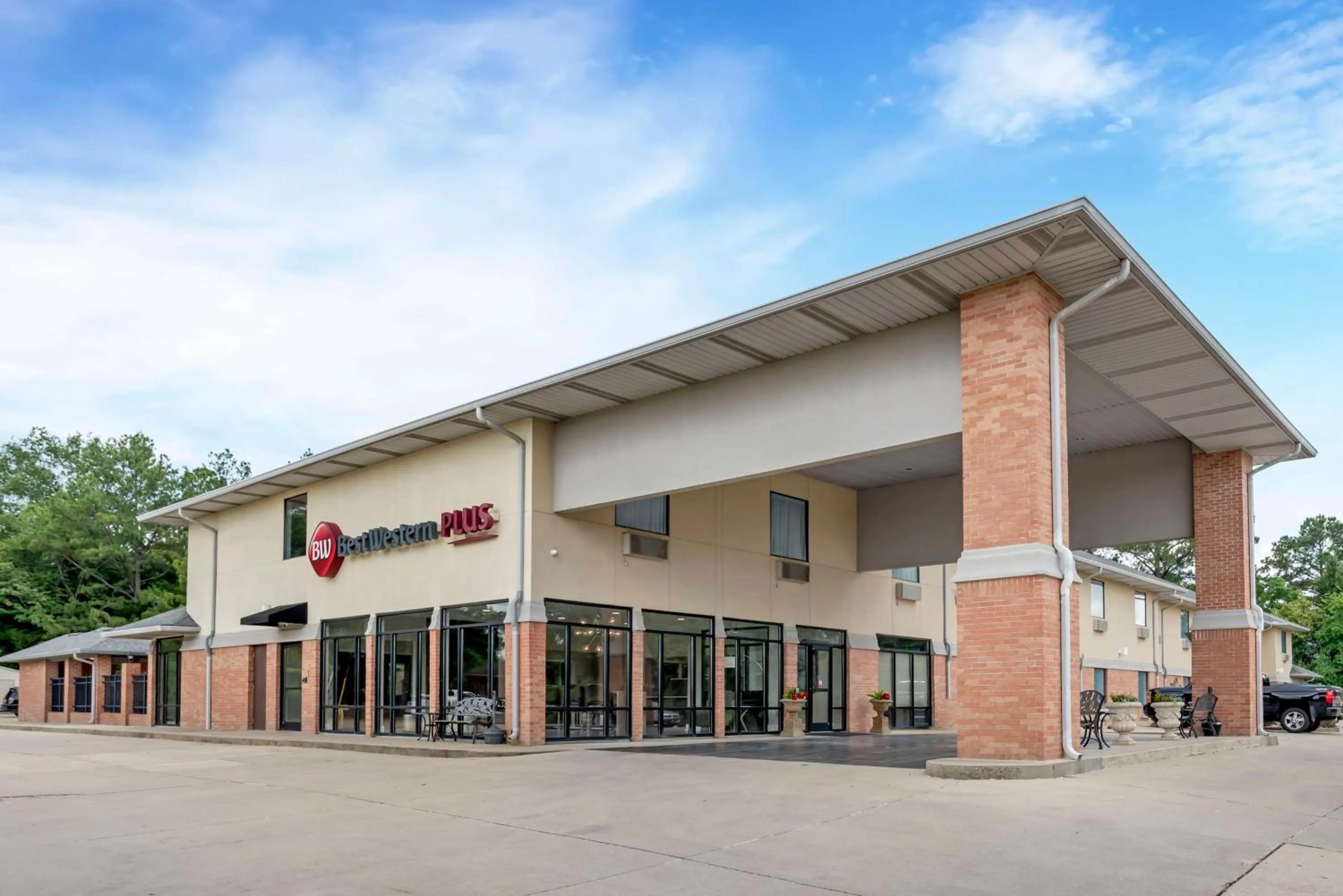 Property building in Best Western Plus Two Rivers Hotel & Suites