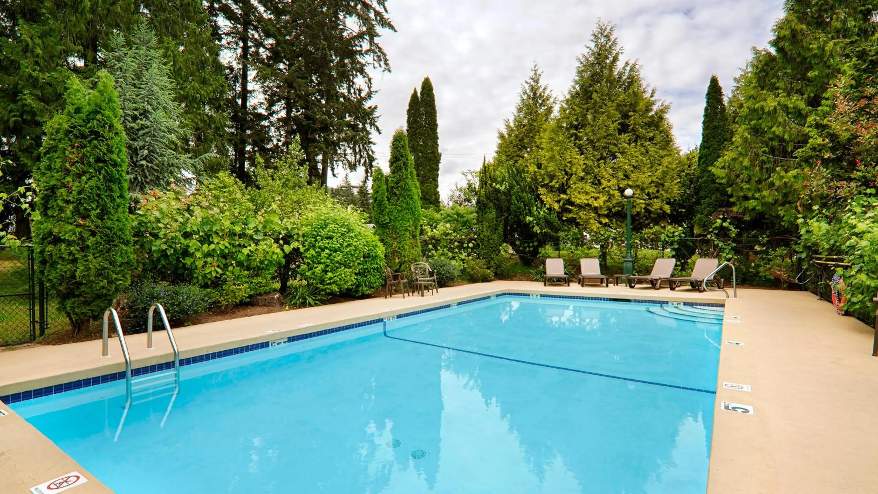 Swimming pool in Best Western Cowichan Valley Inn