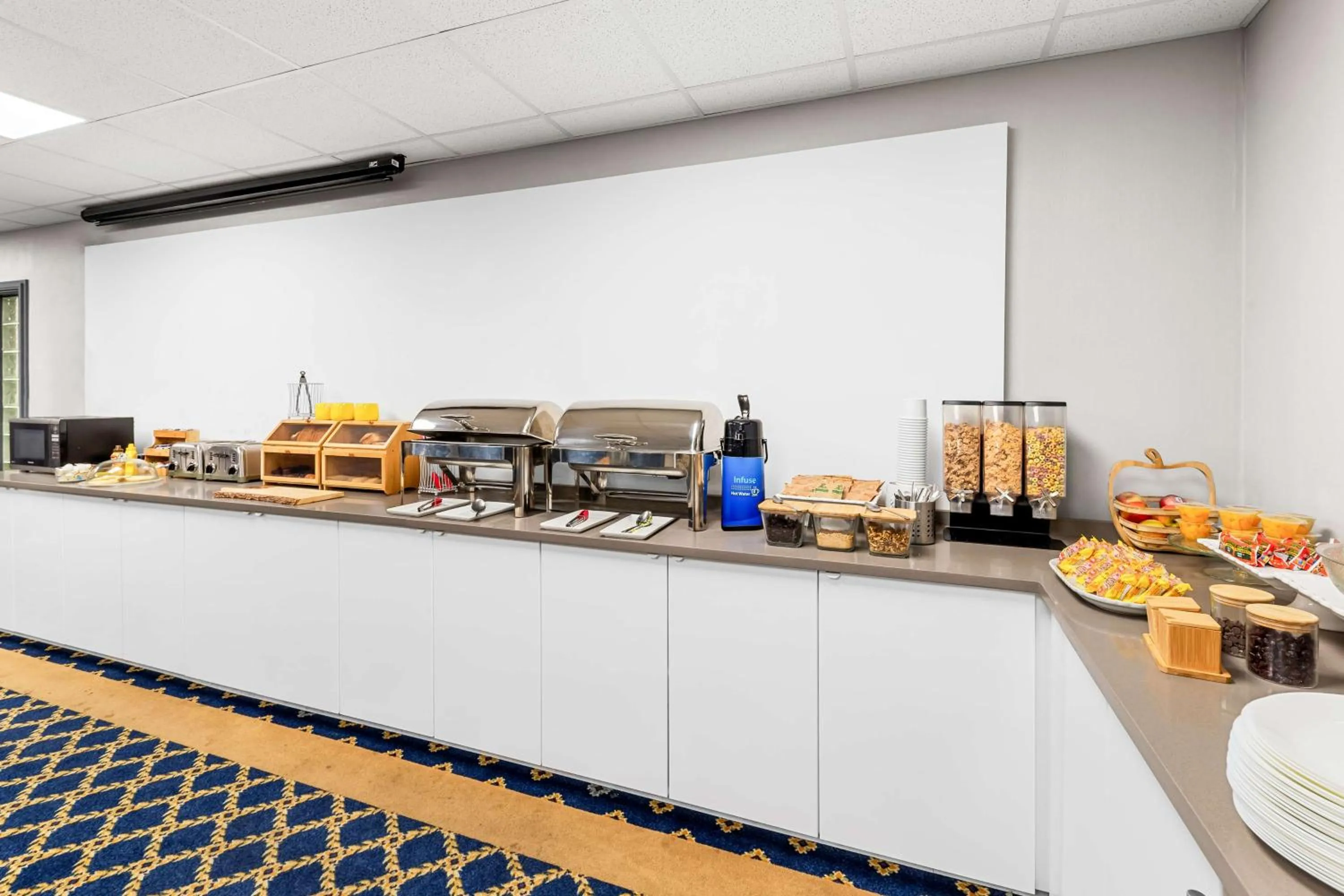 Breakfast in Best Western Cowichan Valley Inn