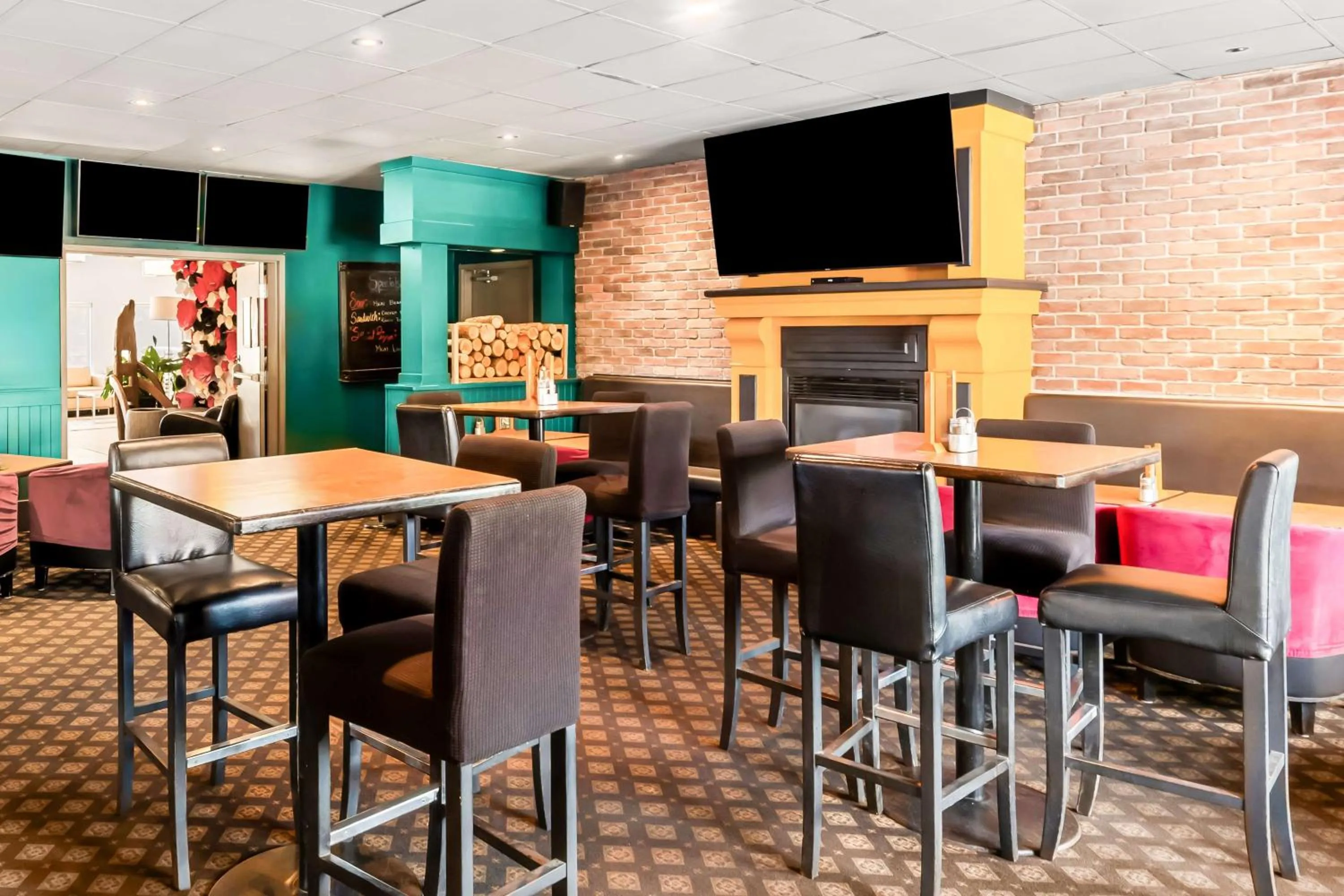 Lounge or bar in Best Western Cowichan Valley Inn
