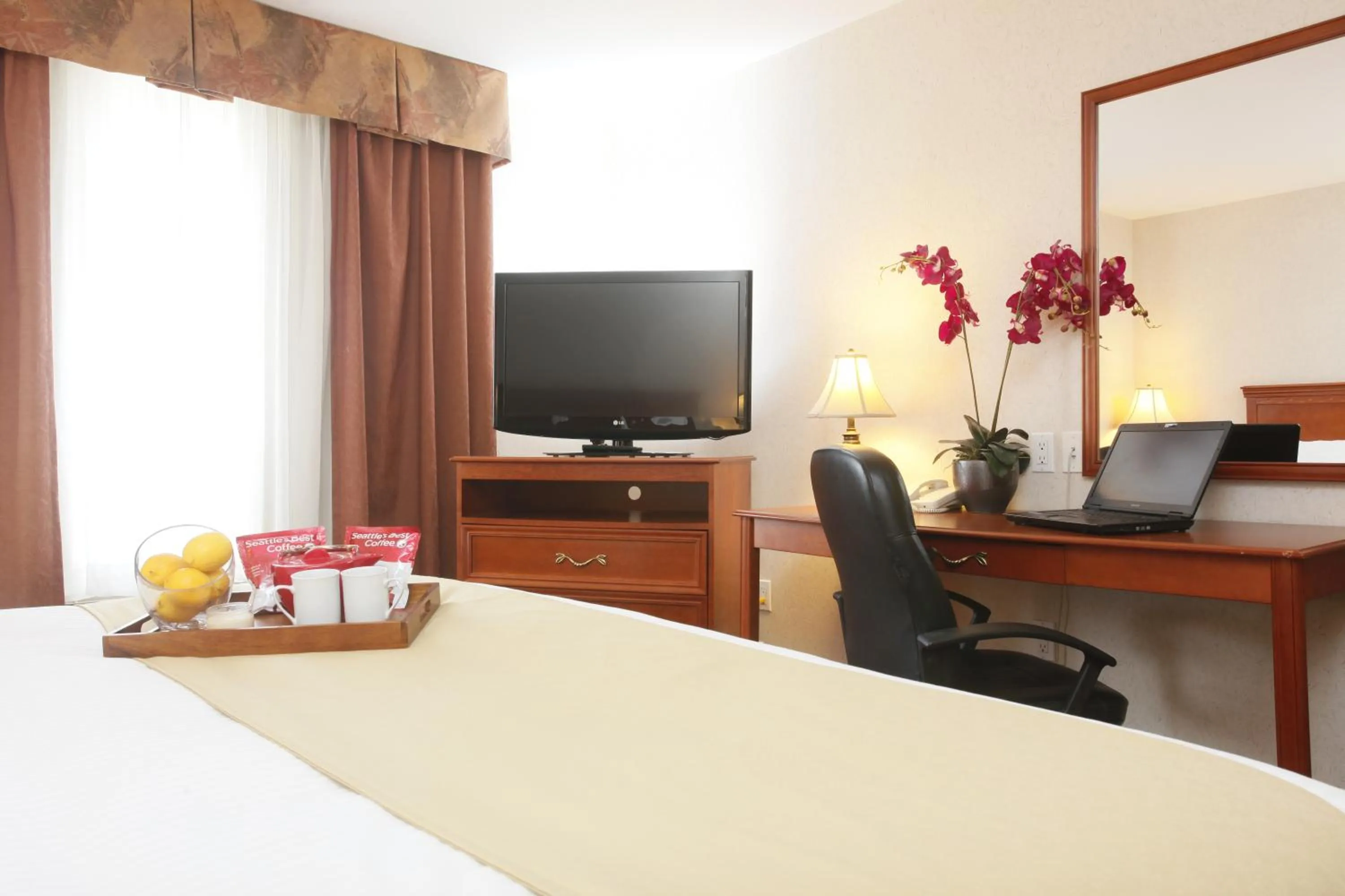 Bedroom, Bed in Stonebridge Hotel Dawson Creek