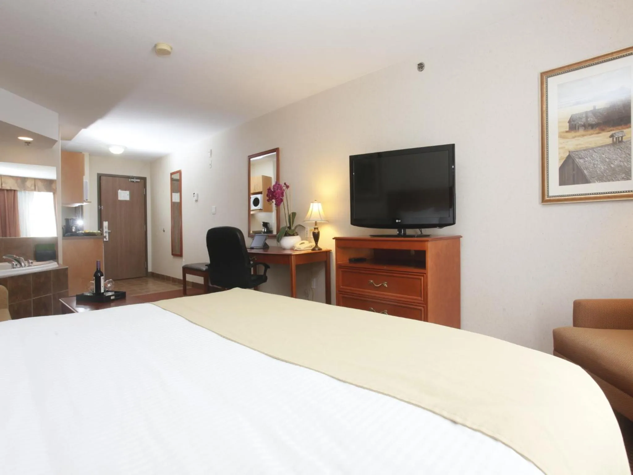 TV and multimedia, Bed in Stonebridge Hotel Dawson Creek