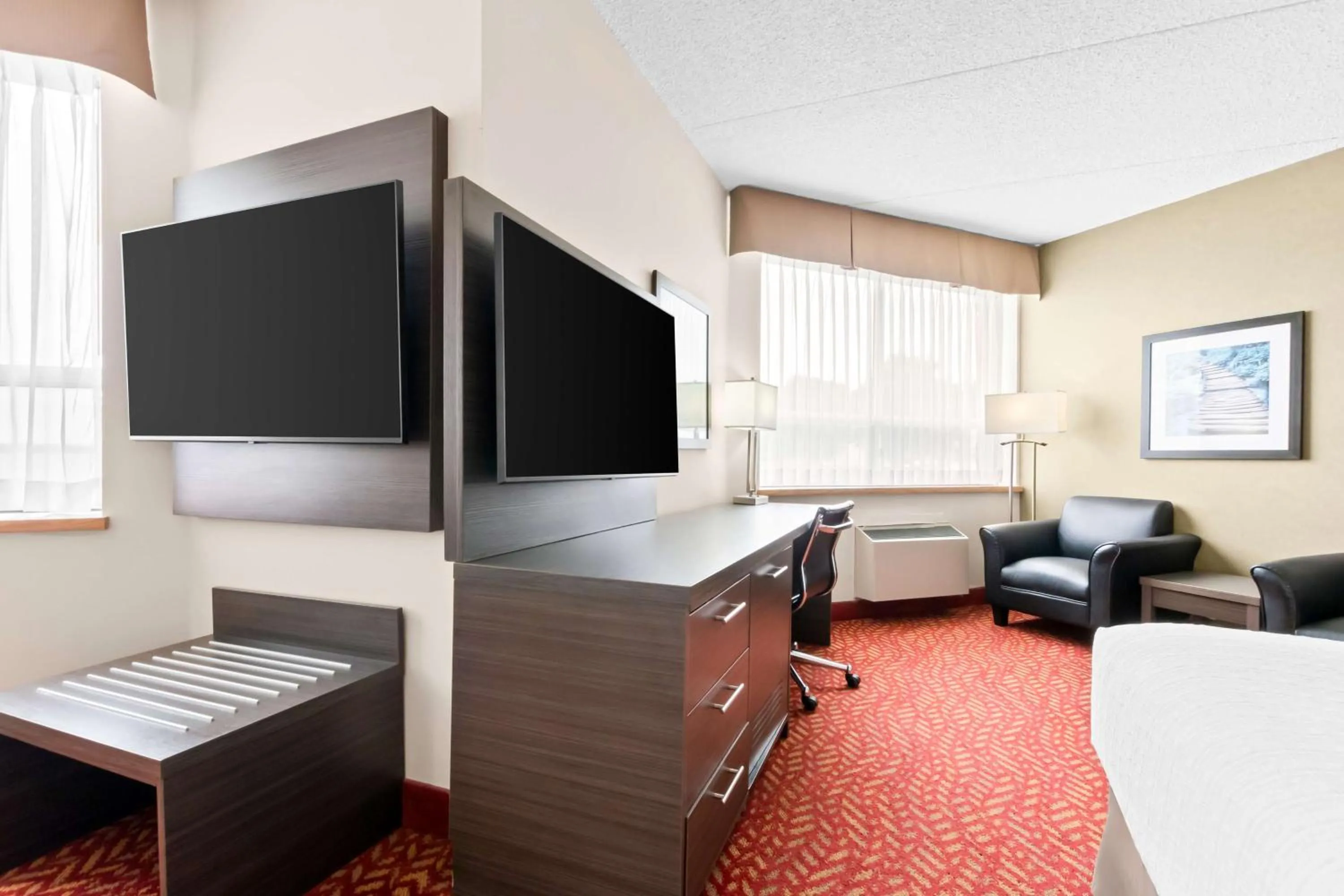 Bedroom in Best Western Inn On The Bay