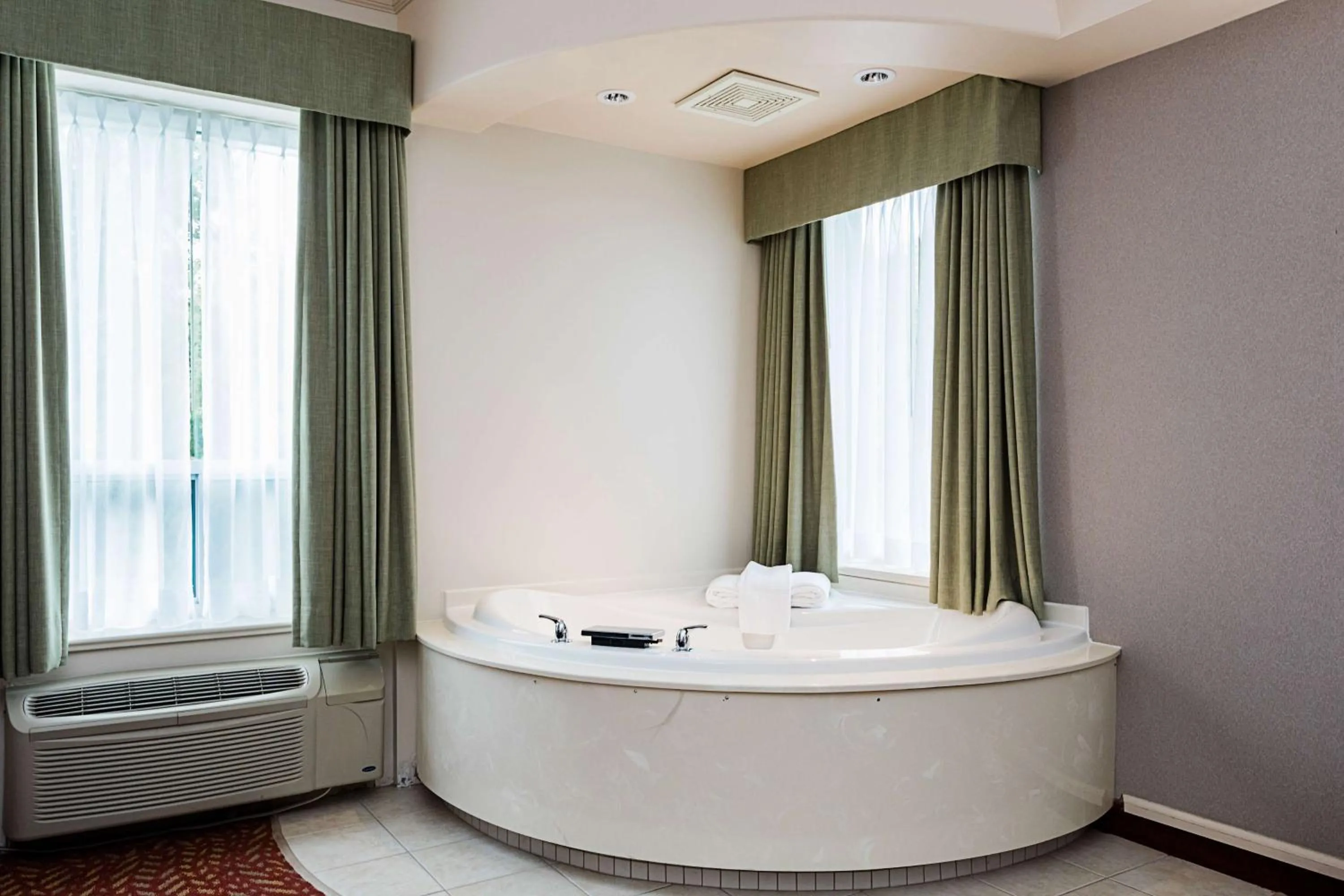 Photo of the whole room in Best Western Inn On The Bay