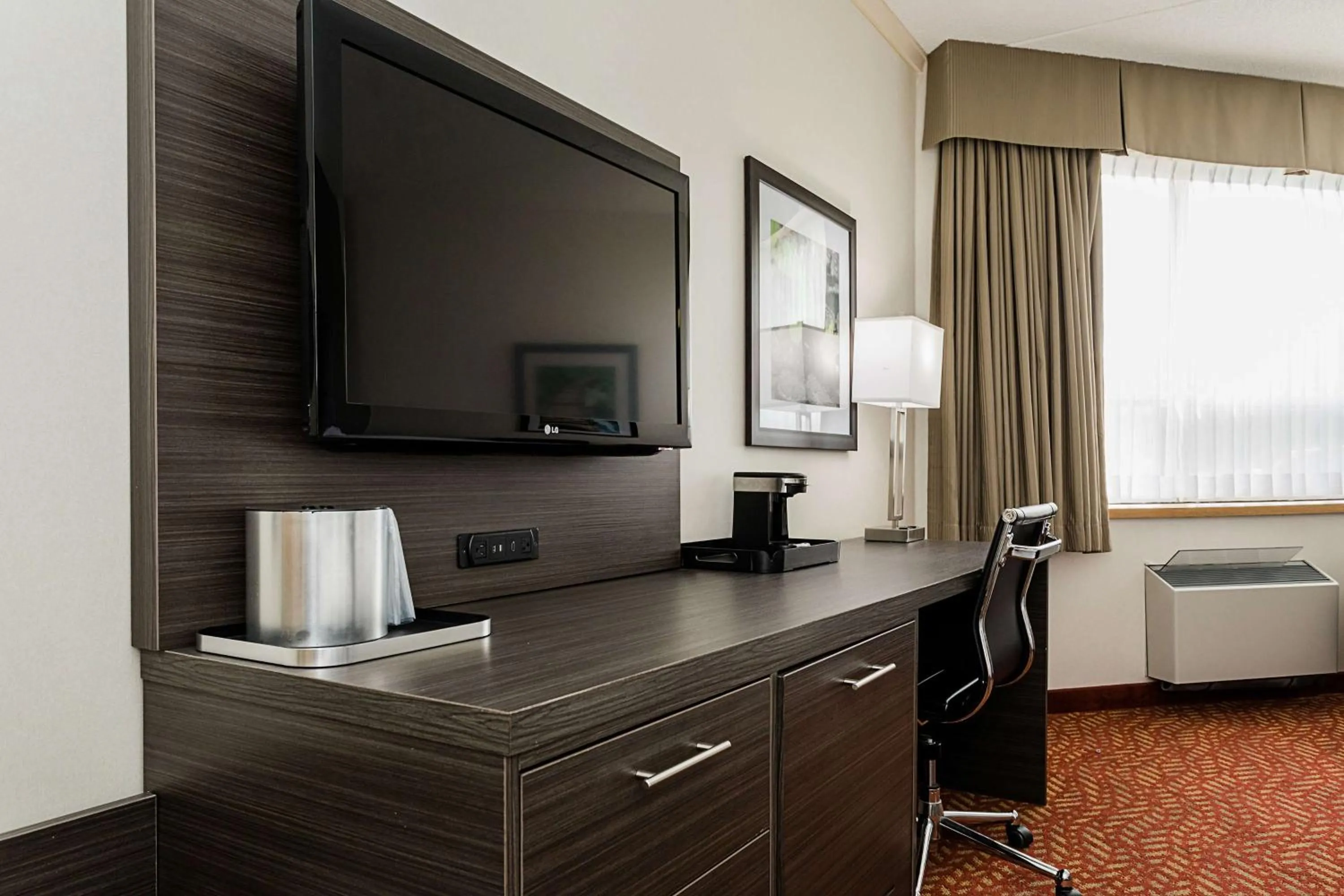 Photo of the whole room, Bed in Best Western Inn On The Bay