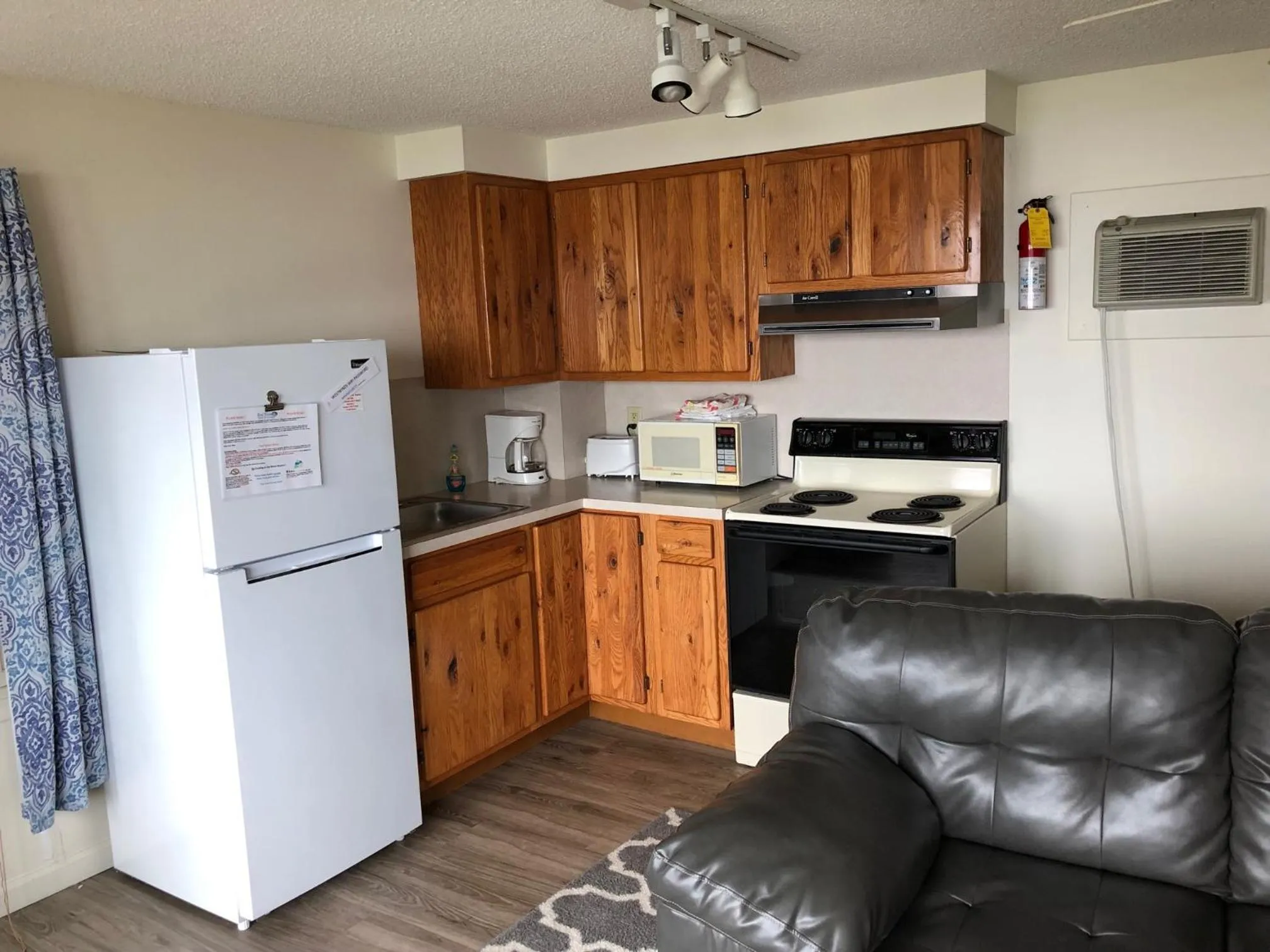 Kitchen or kitchenette in West Winds Motel & Cottages