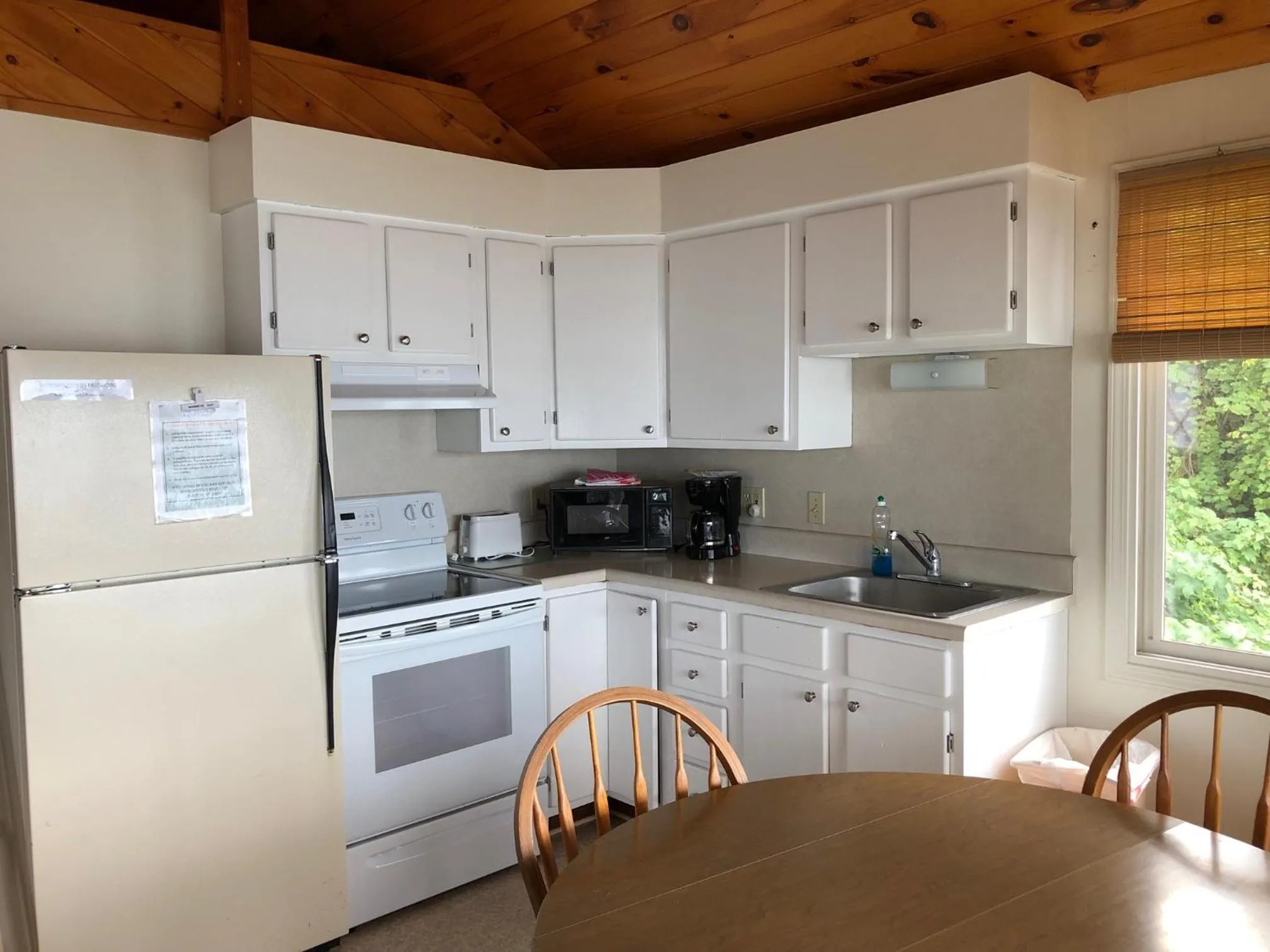 Kitchen or kitchenette in West Winds Motel & Cottages