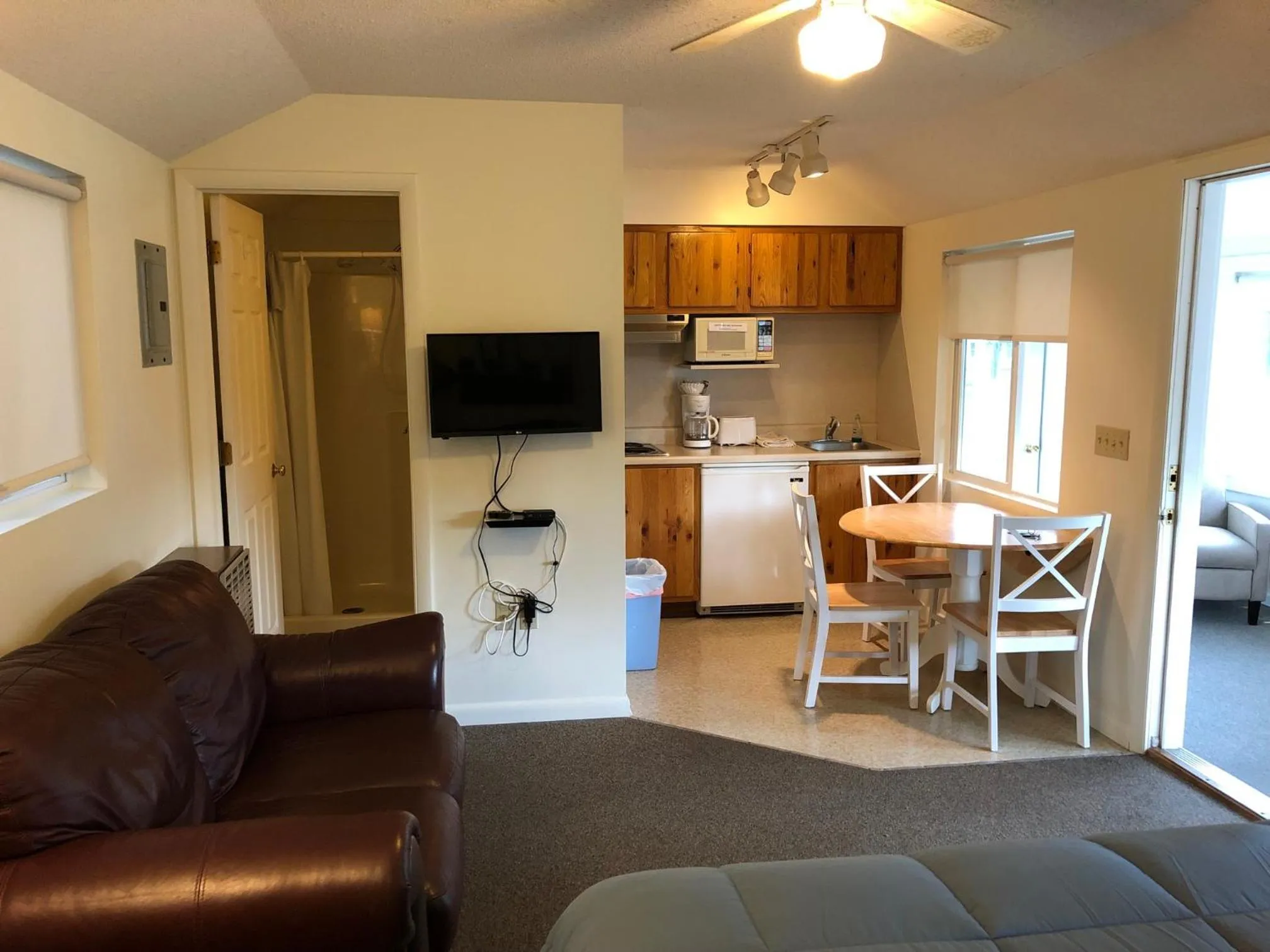 Seating area in West Winds Motel & Cottages