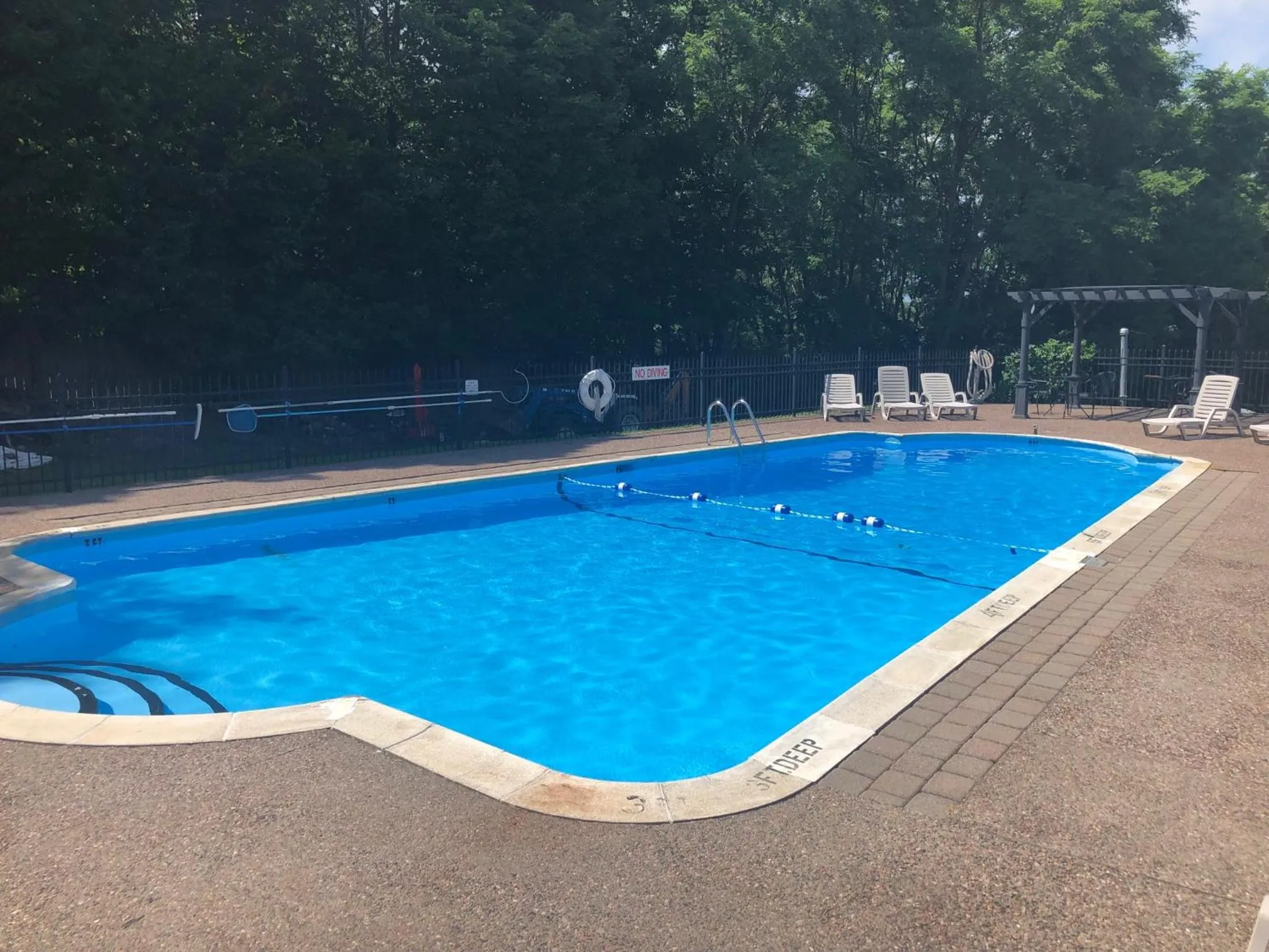 Swimming pool in West Winds Motel & Cottages