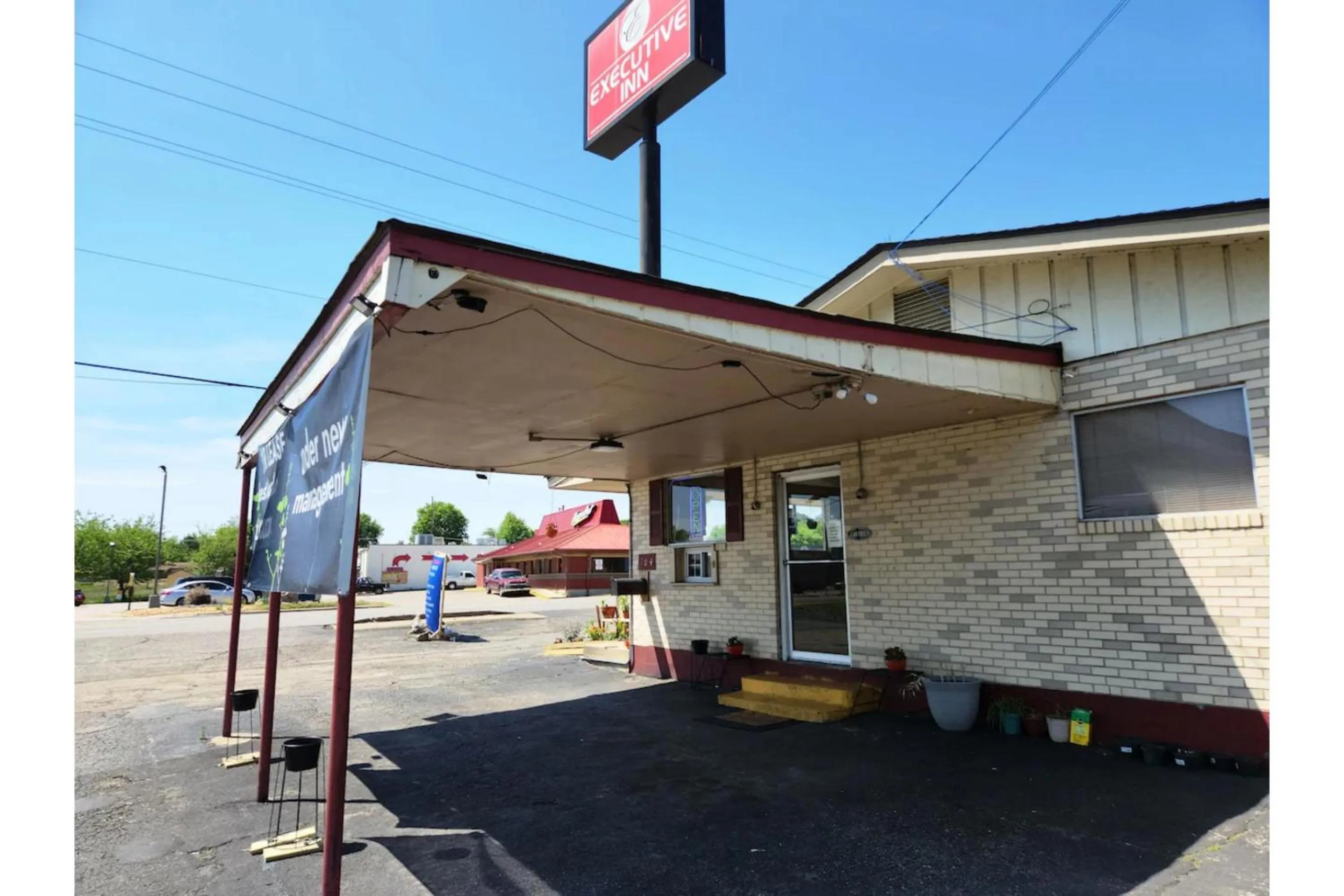 Facade/entrance in Executive Inn By OYO Queenville Mena