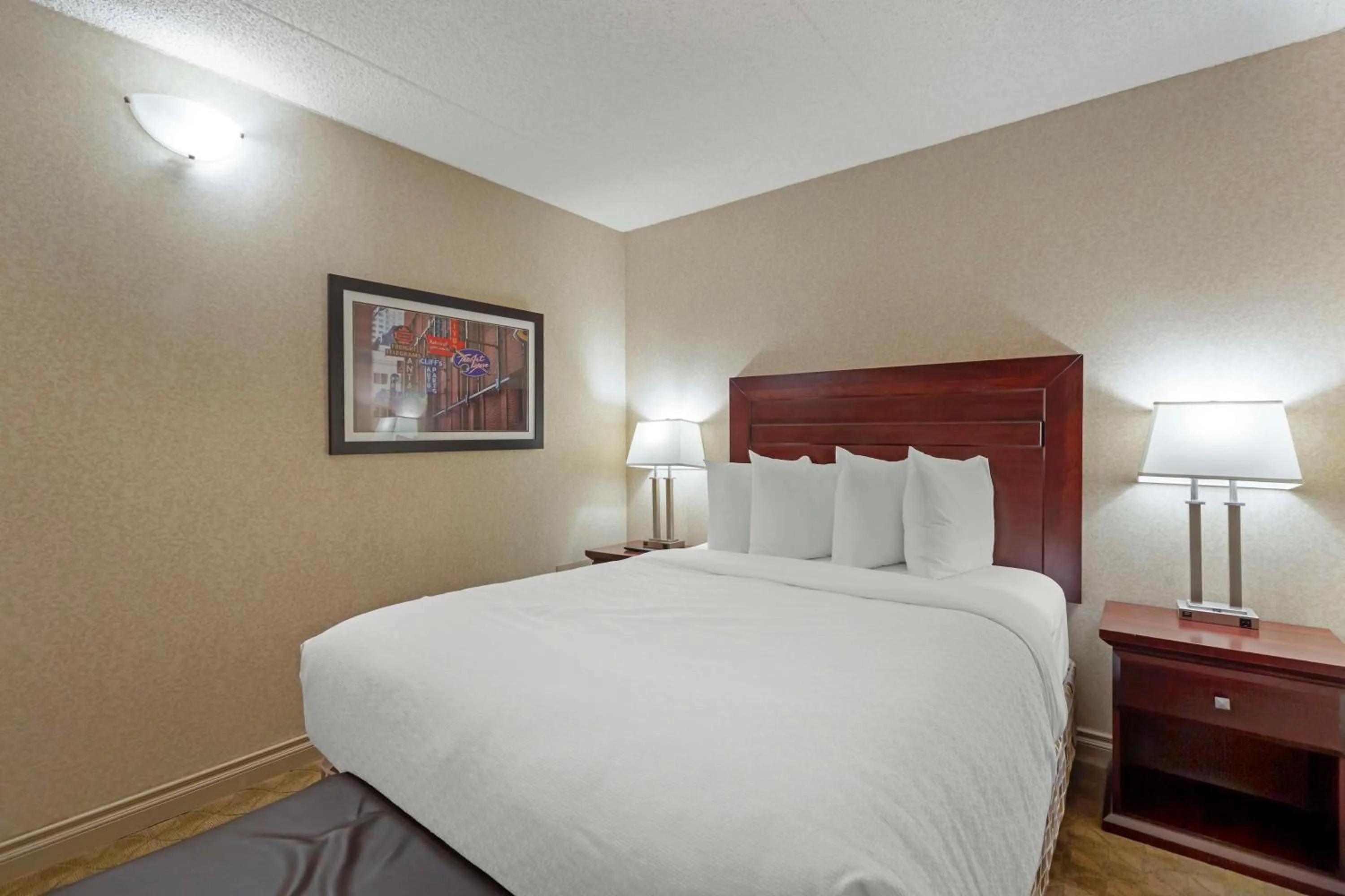 Bedroom, Bed in Best Western PLUS City Centre Inn