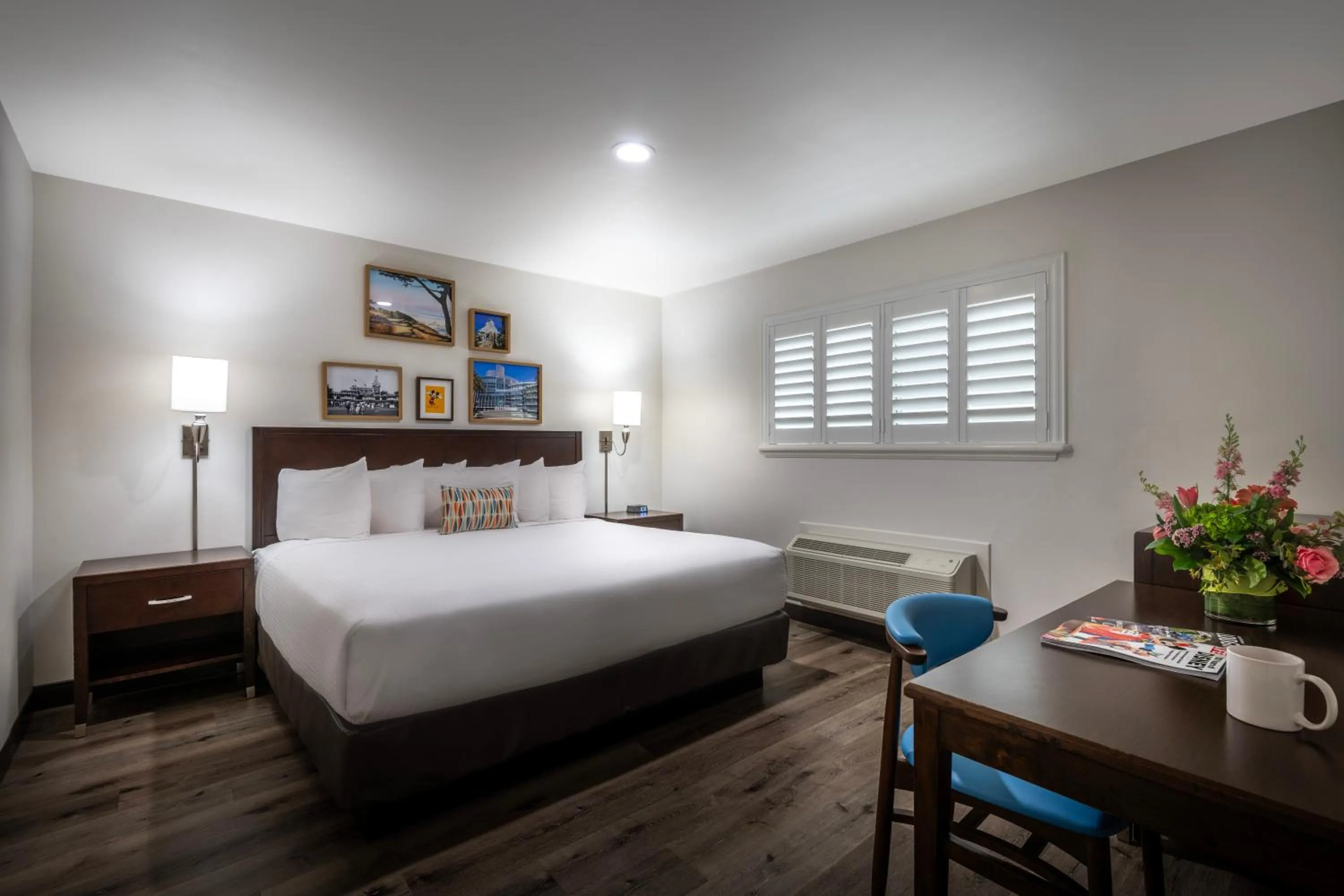 Bedroom, Bed in Alpine Inn near Convention Center and the Park