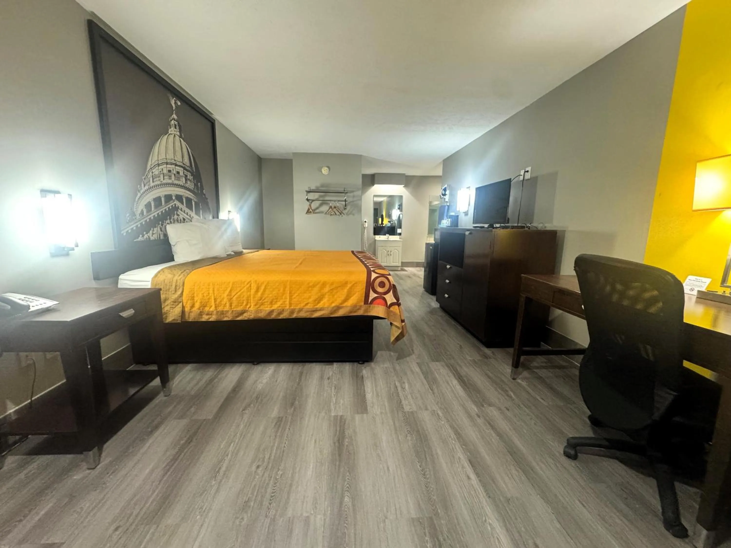 Photo of the whole room, Bed in Super 8 by Wyndham Kosciusko