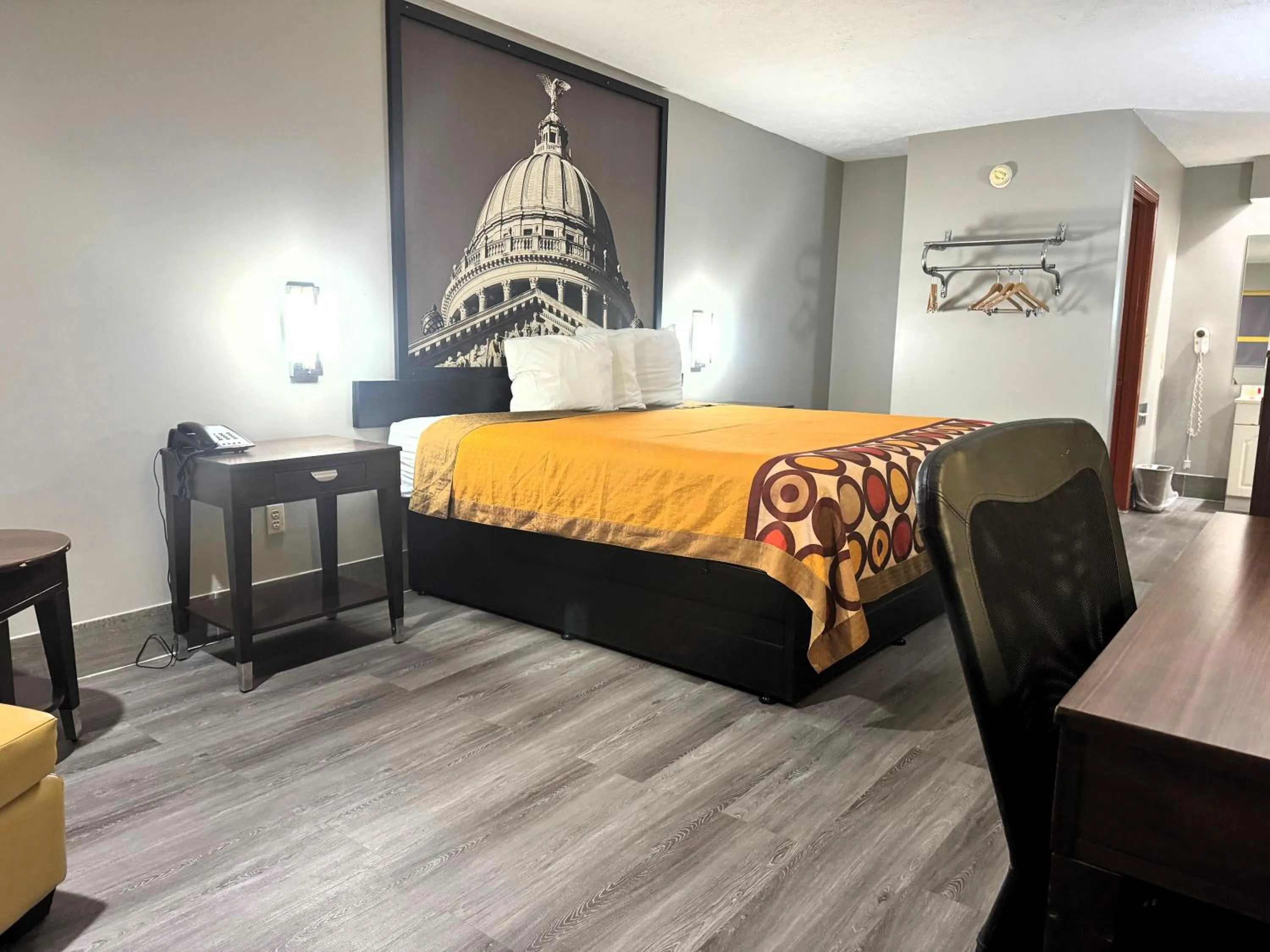 Photo of the whole room, Bed in Super 8 by Wyndham Kosciusko