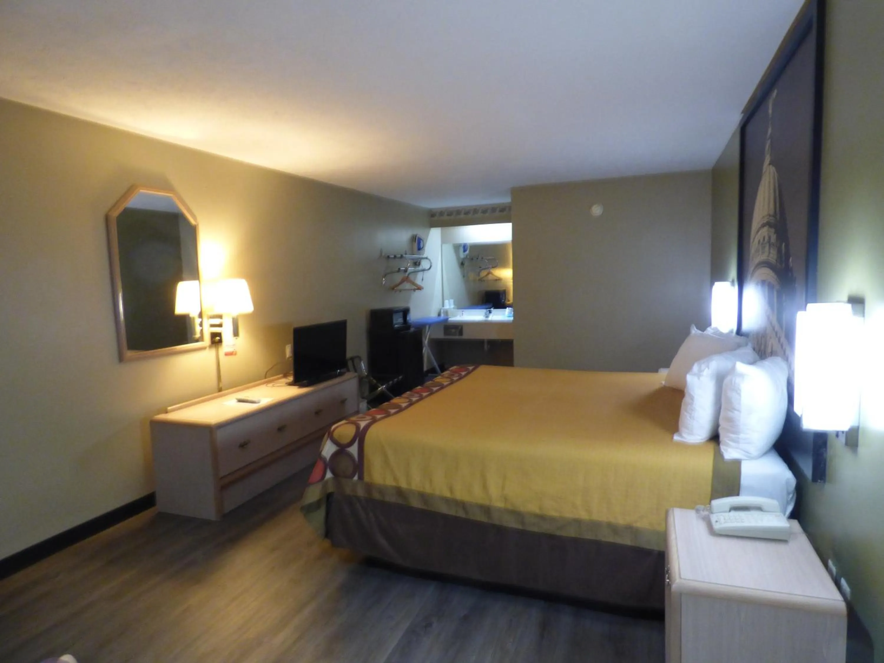 Photo of the whole room, Bed in Super 8 by Wyndham Kosciusko