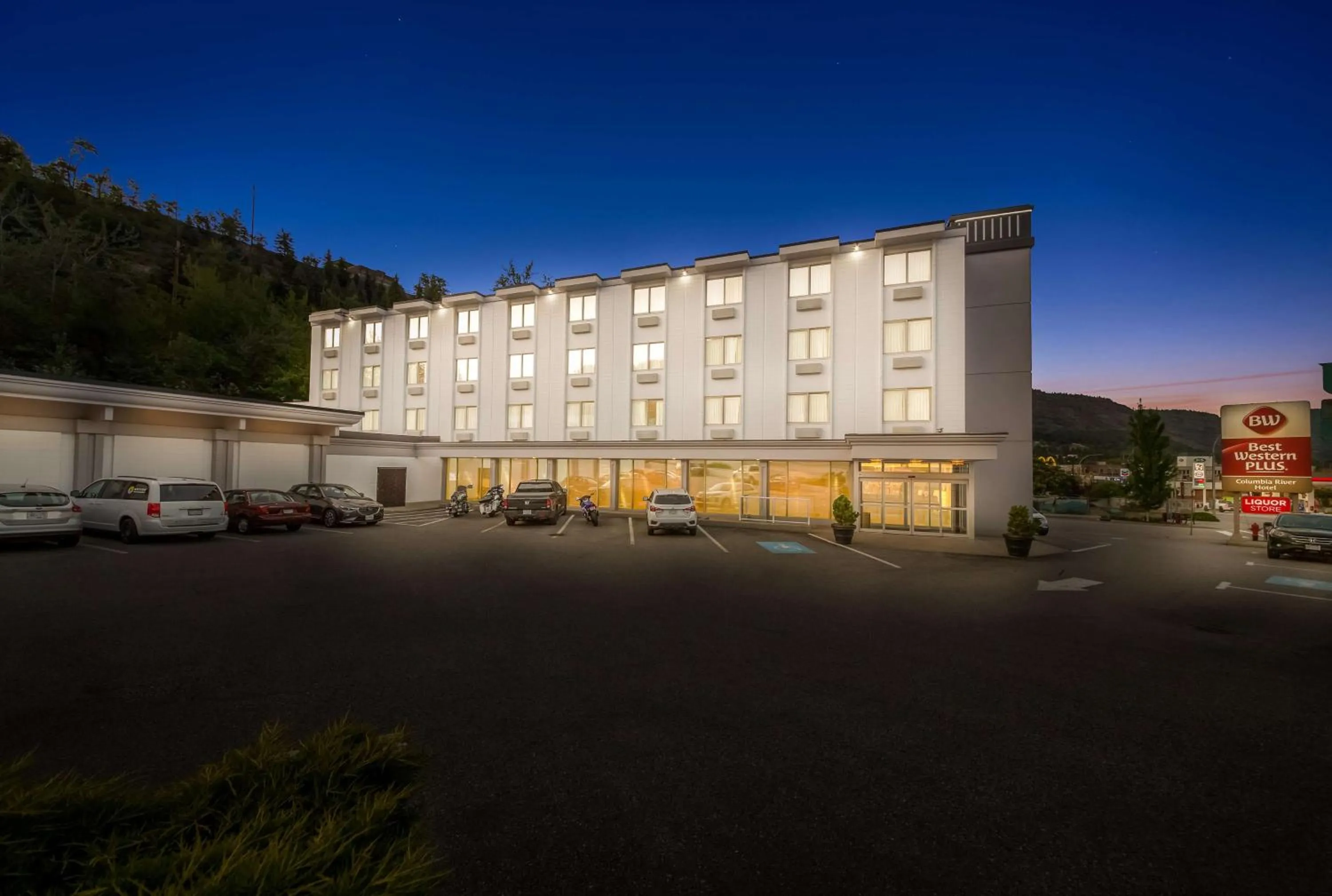 Property building in Best Western Plus Columbia River Hotel