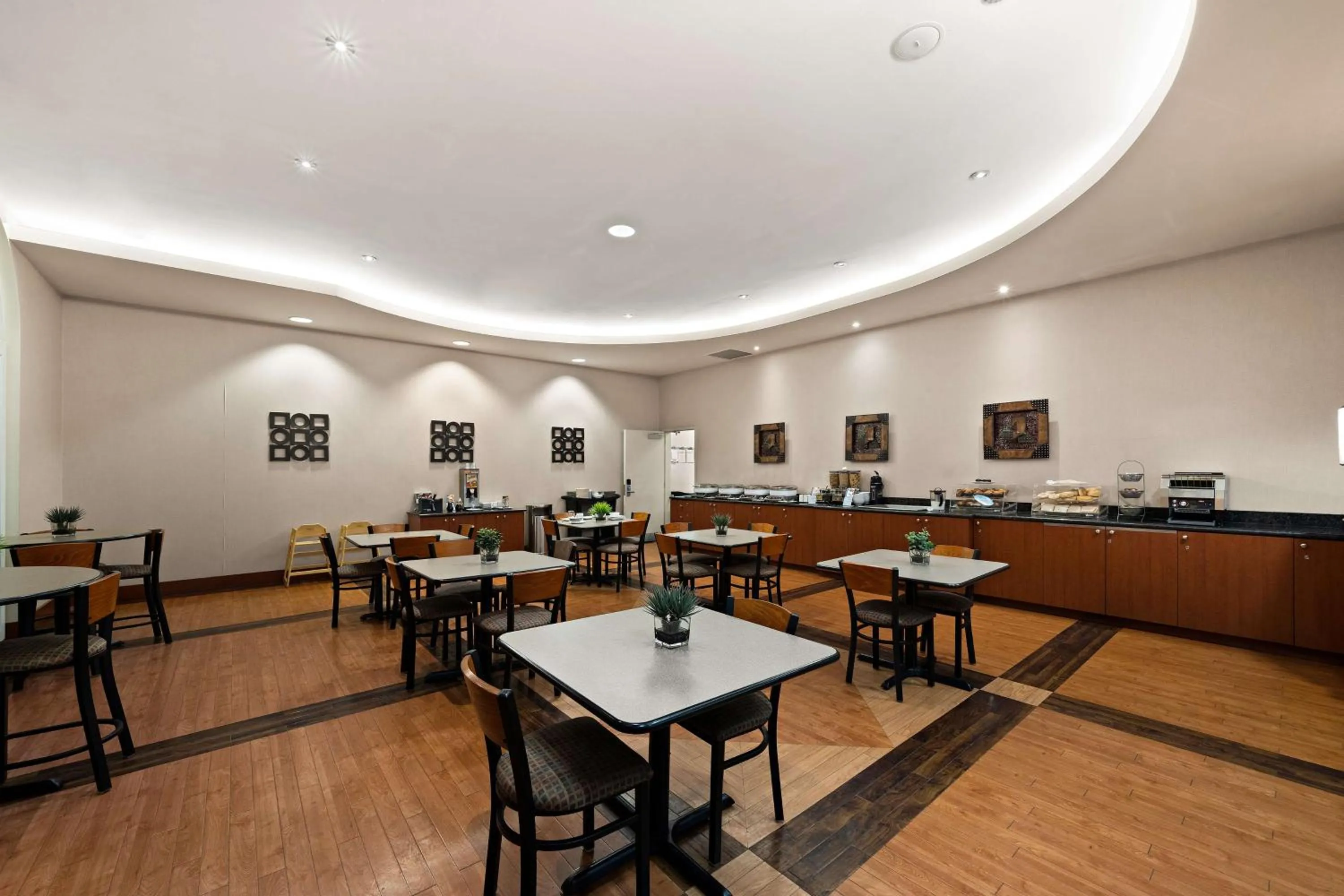 Breakfast in Best Western Plus Orangeville Inn & Suites