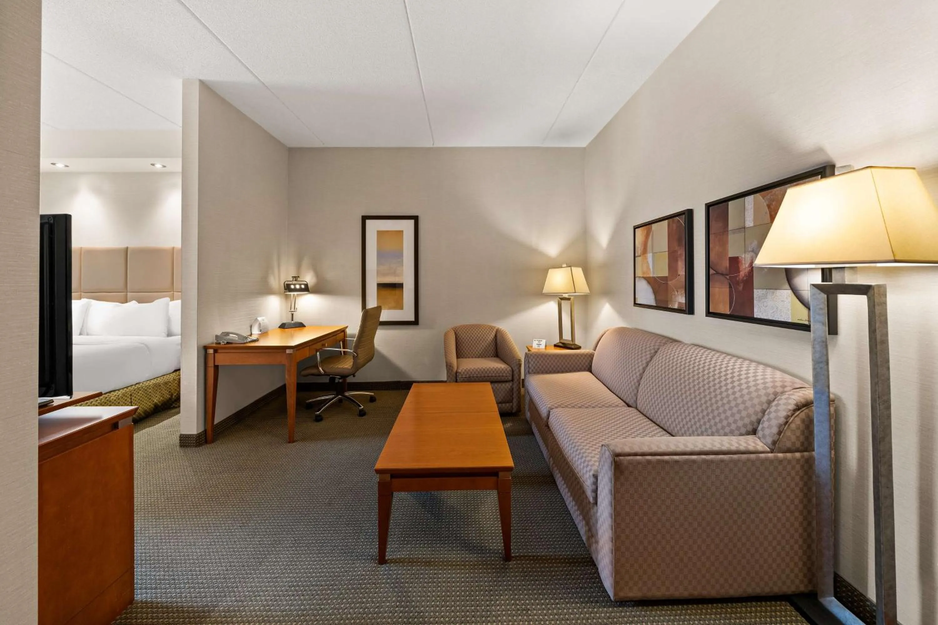 Bedroom, Bed in Best Western Plus Orangeville Inn & Suites