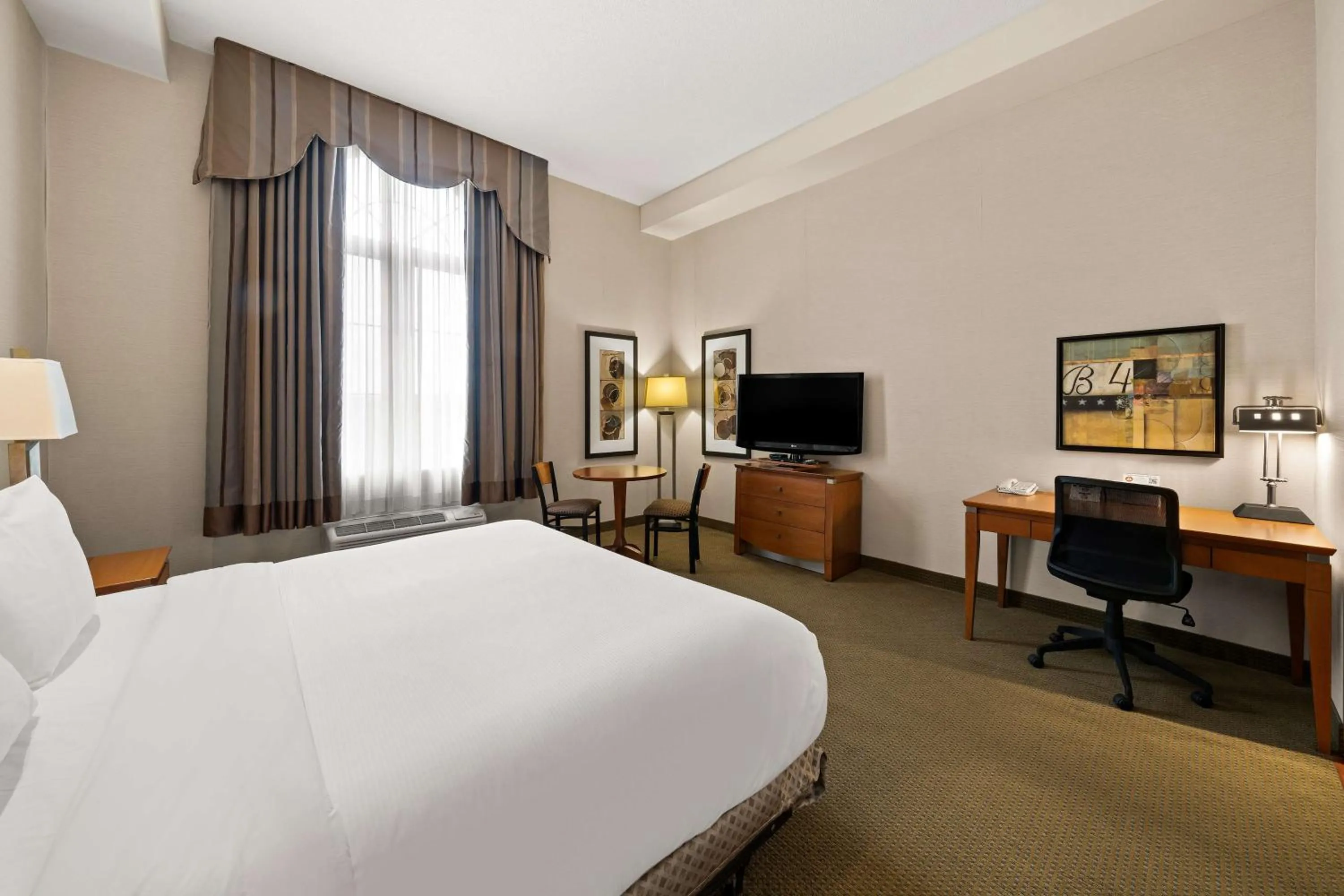 Bedroom, Bed in Best Western Plus Orangeville Inn & Suites