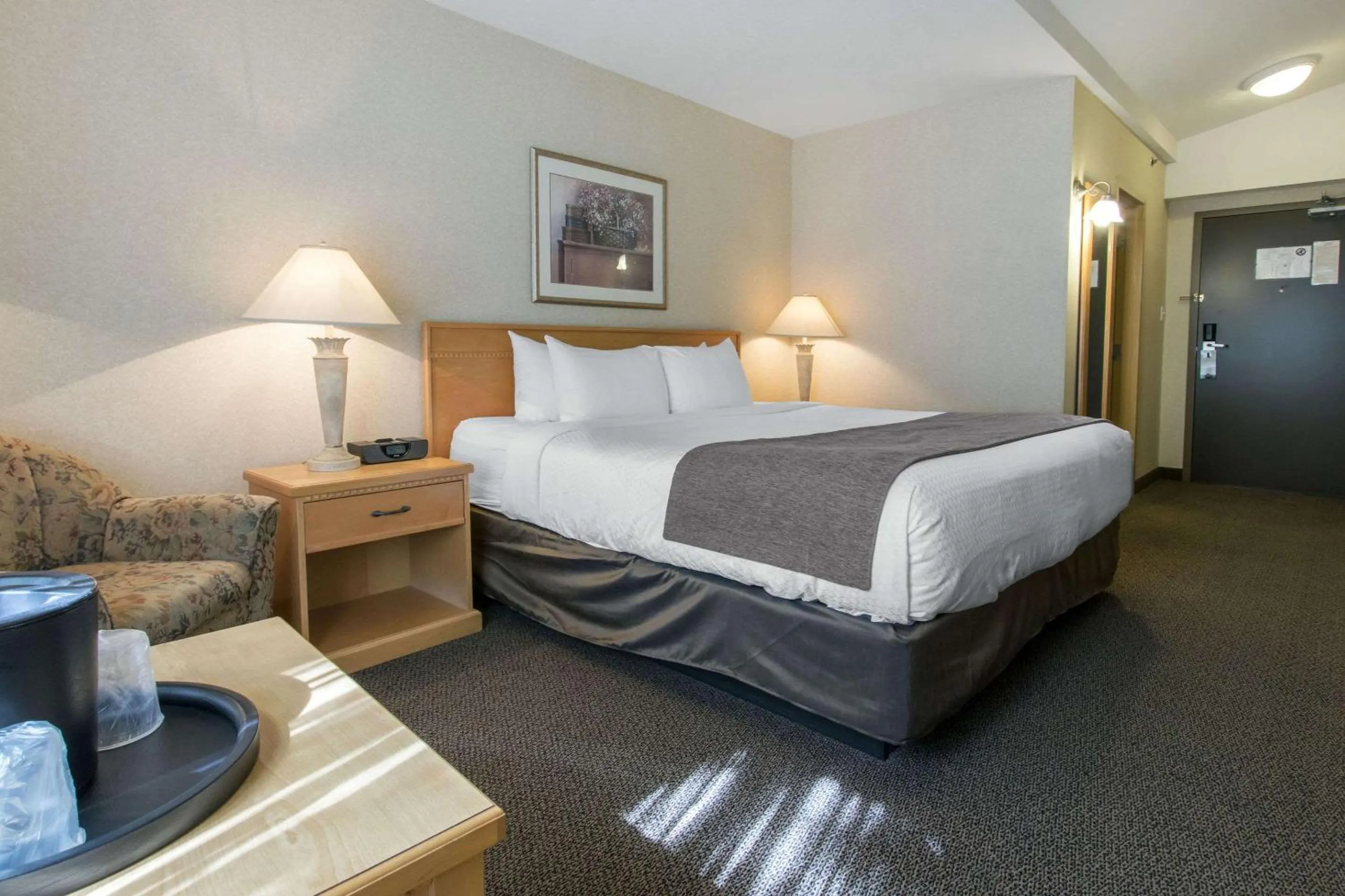 Photo of the whole room, Bed in Quality Inn Medicine Hat