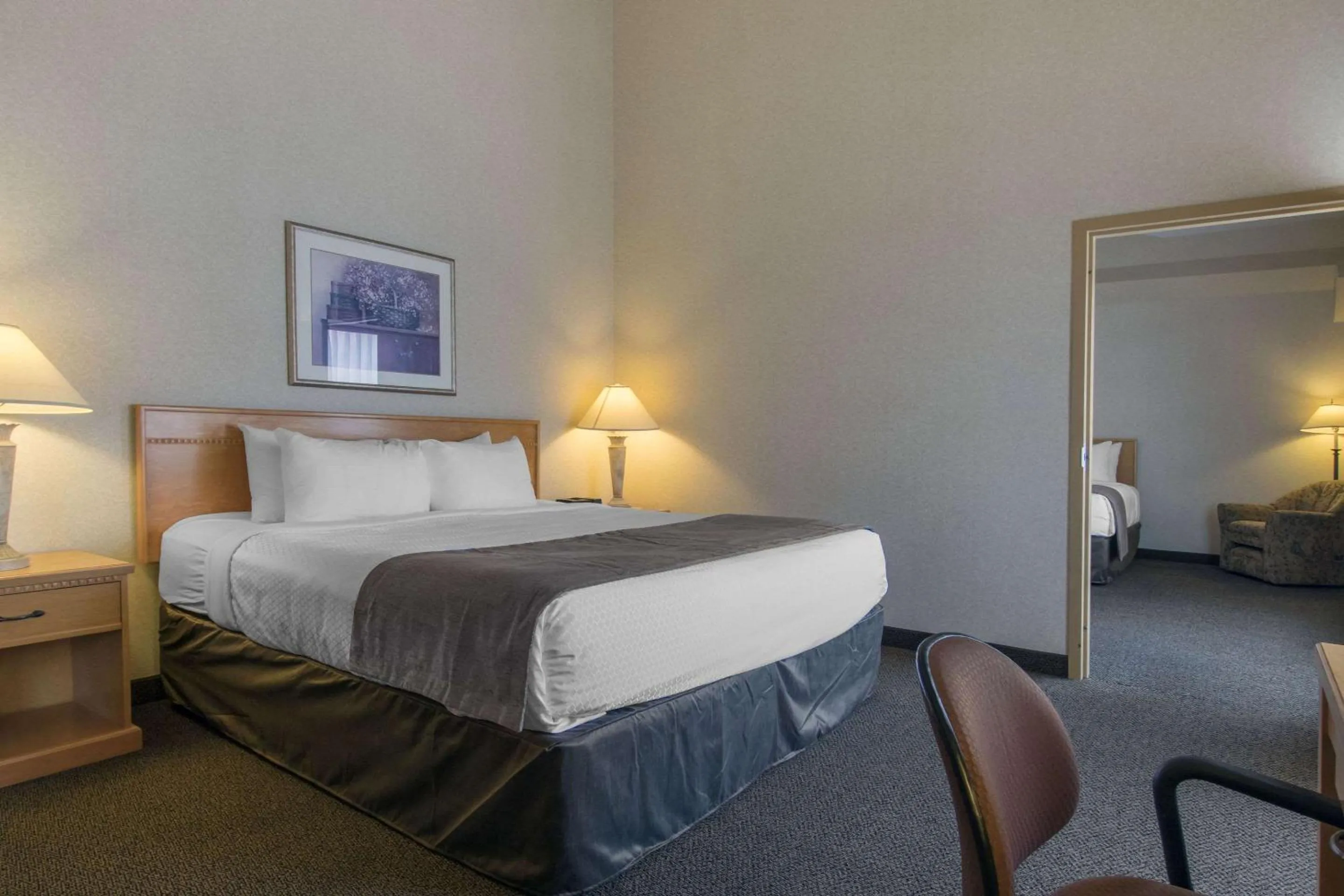 Photo of the whole room, Bed in Quality Inn Medicine Hat