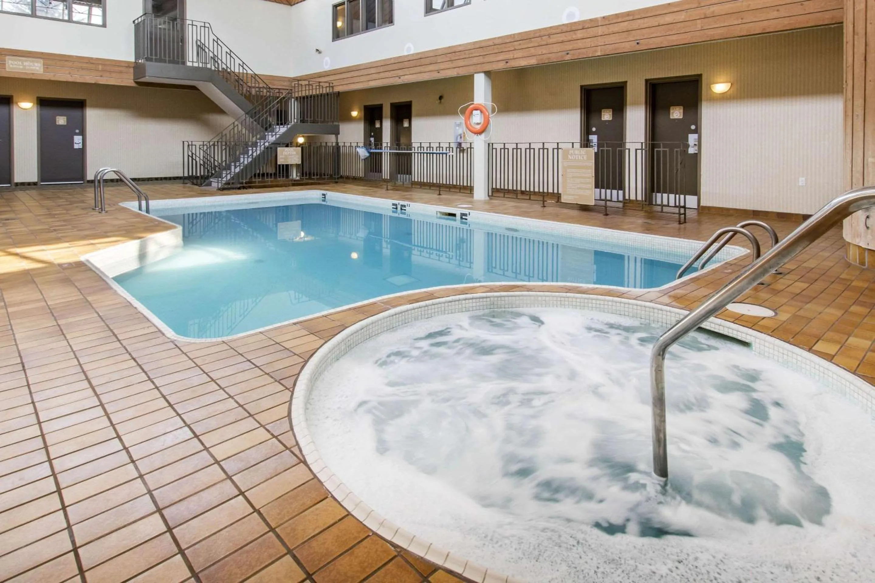 Activities, Swimming Pool in Quality Inn Medicine Hat