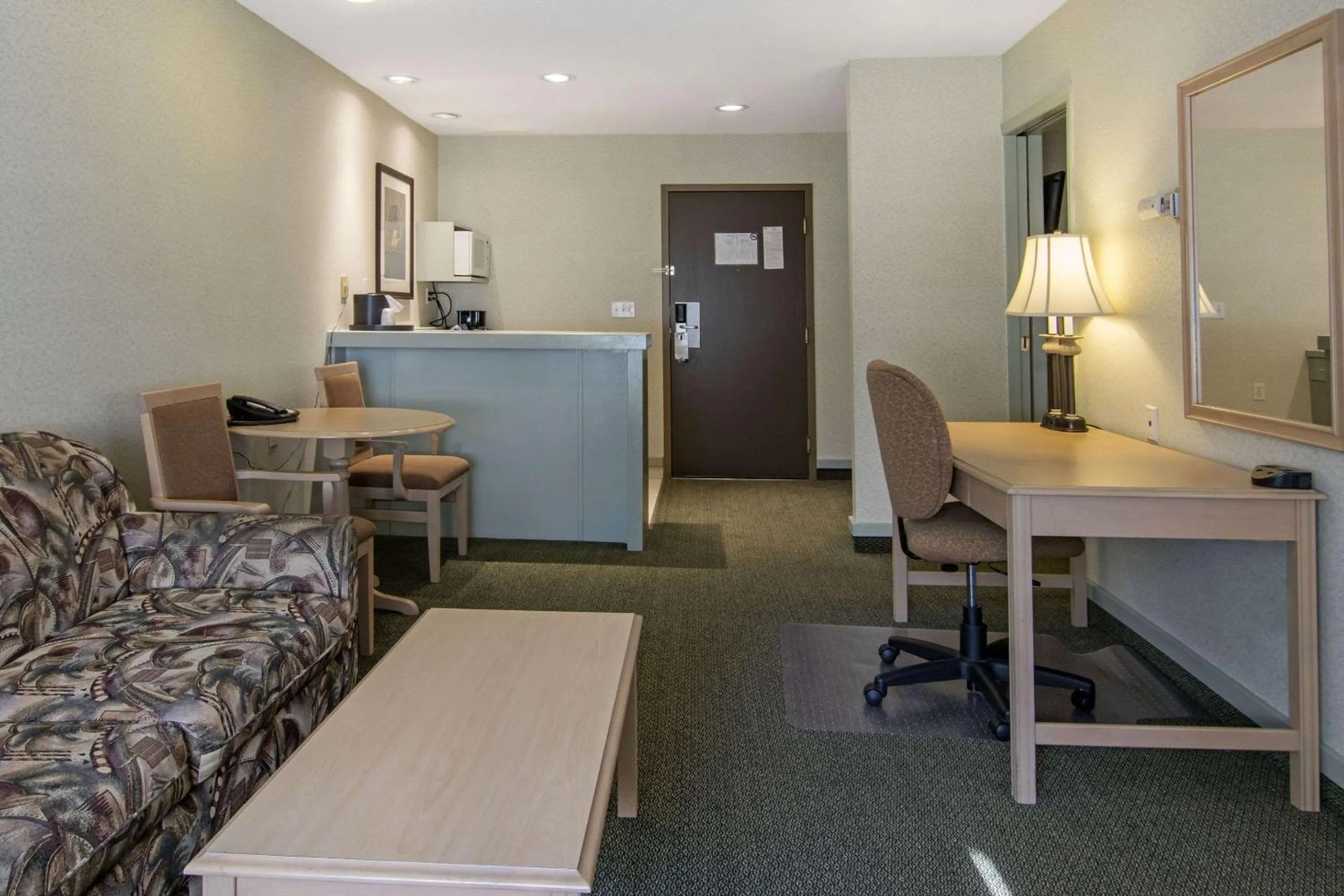 Photo of the whole room, Seating Area in Quality Inn Medicine Hat