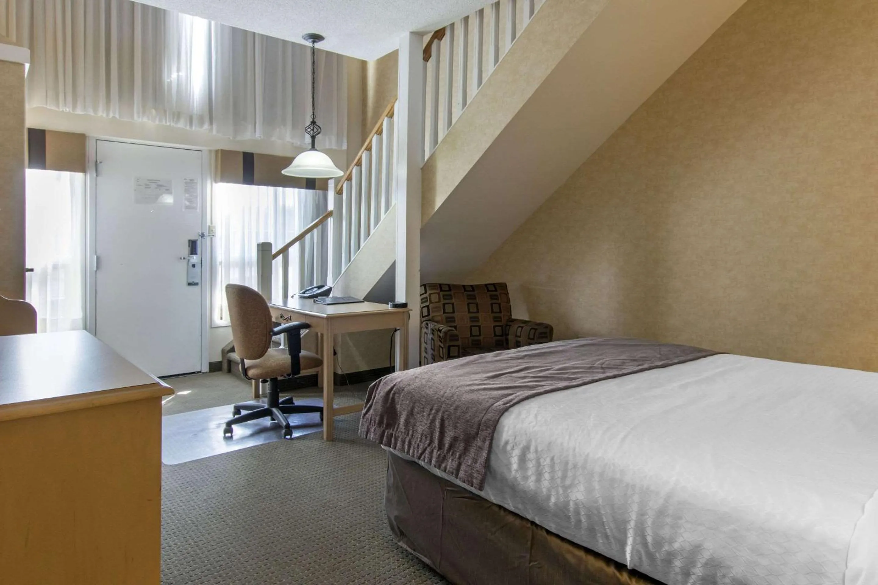 Photo of the whole room, Bed in Quality Inn Medicine Hat