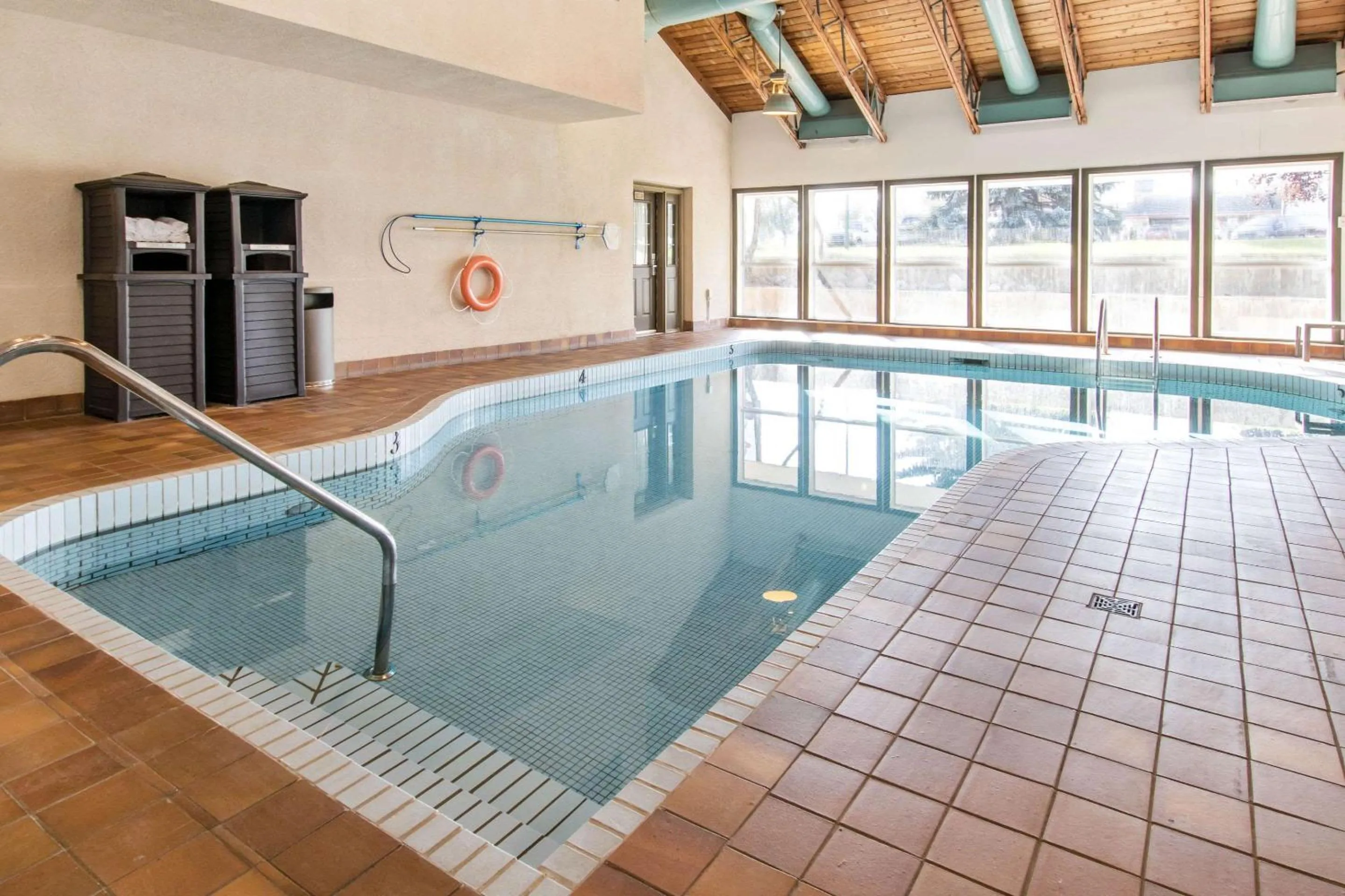 Activities, Swimming Pool in Quality Inn Medicine Hat