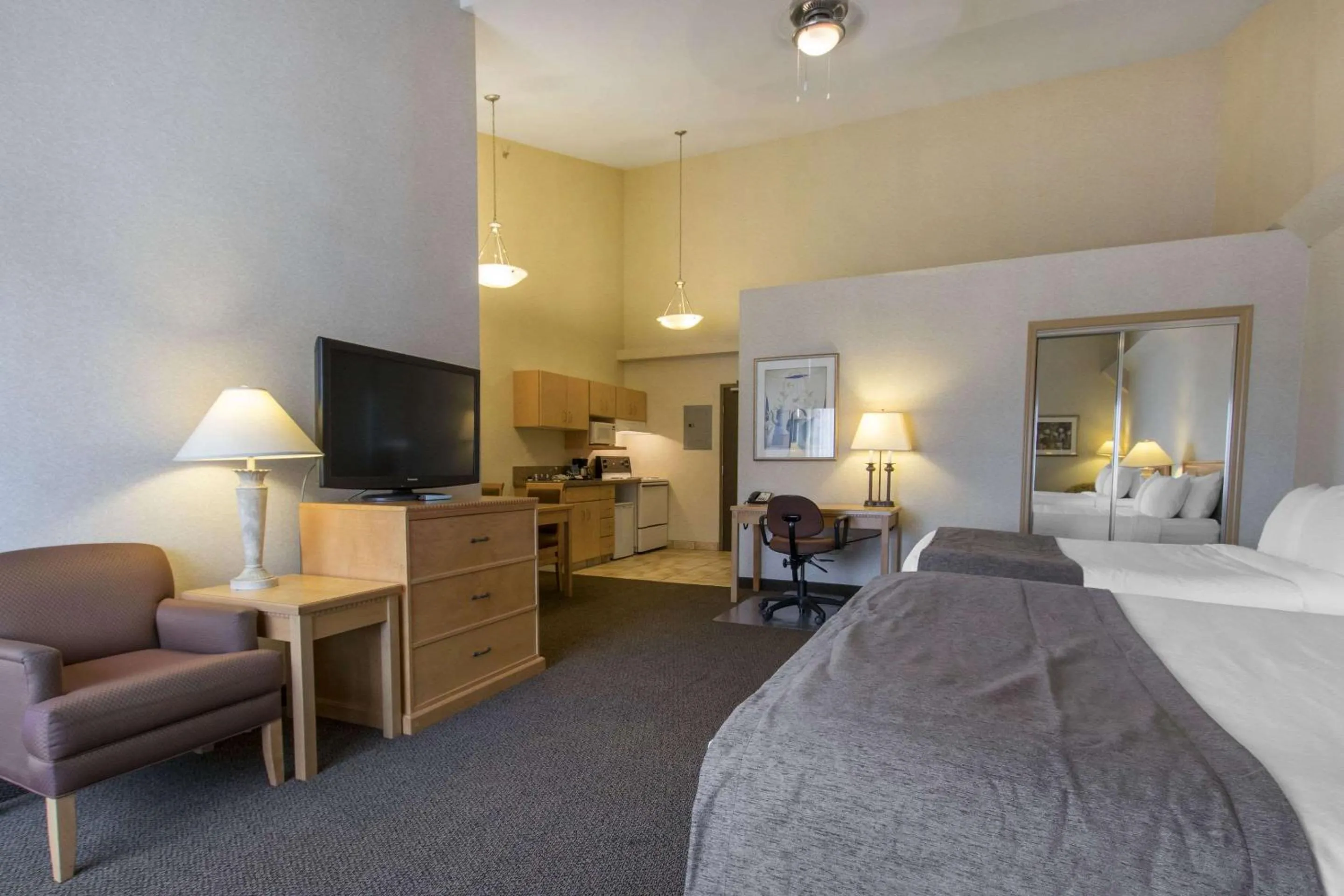 Photo of the whole room, Bed in Quality Inn Medicine Hat