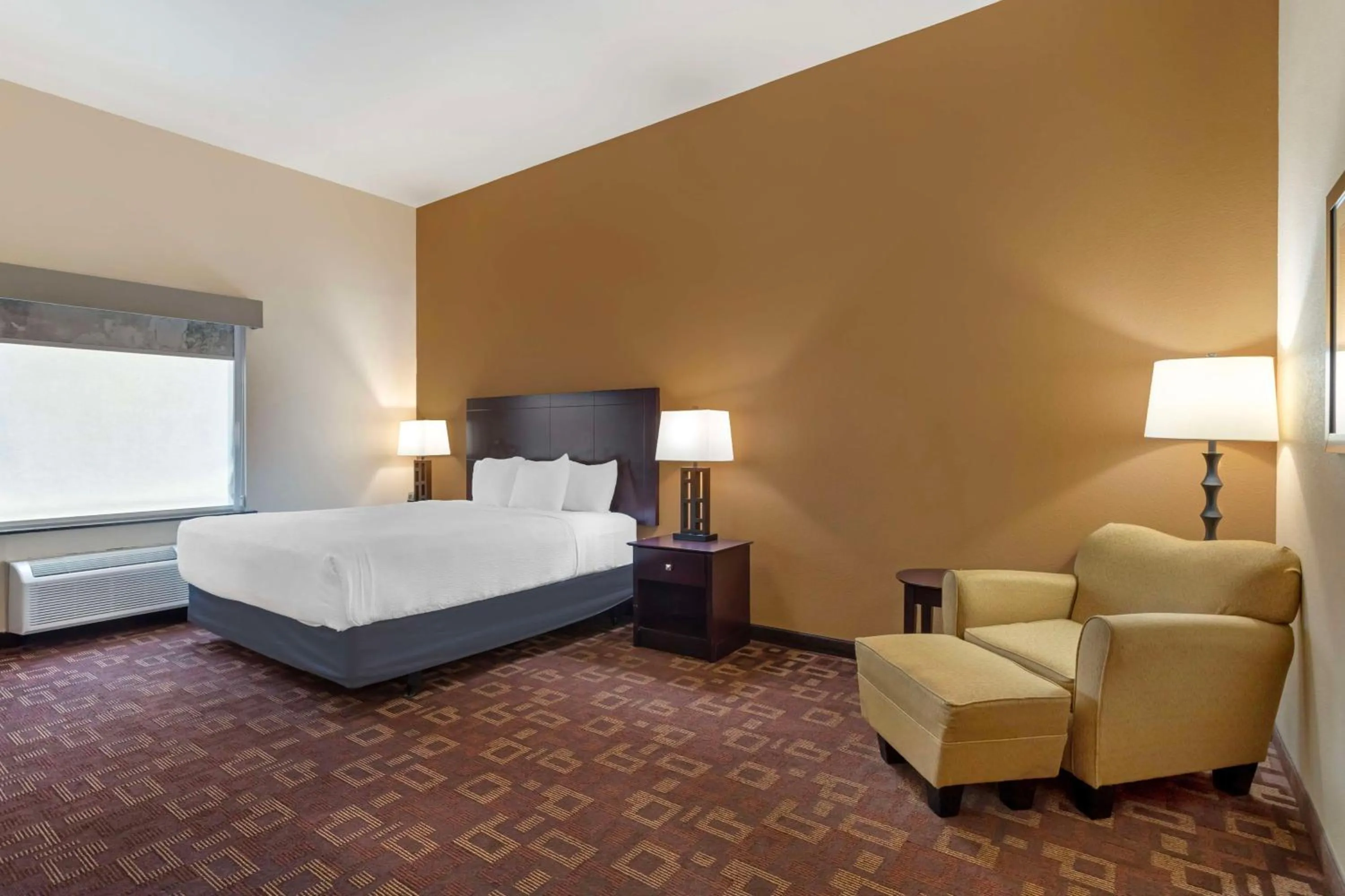 Bedroom, Bed in Best Western Plus Goliad Inn & Suites