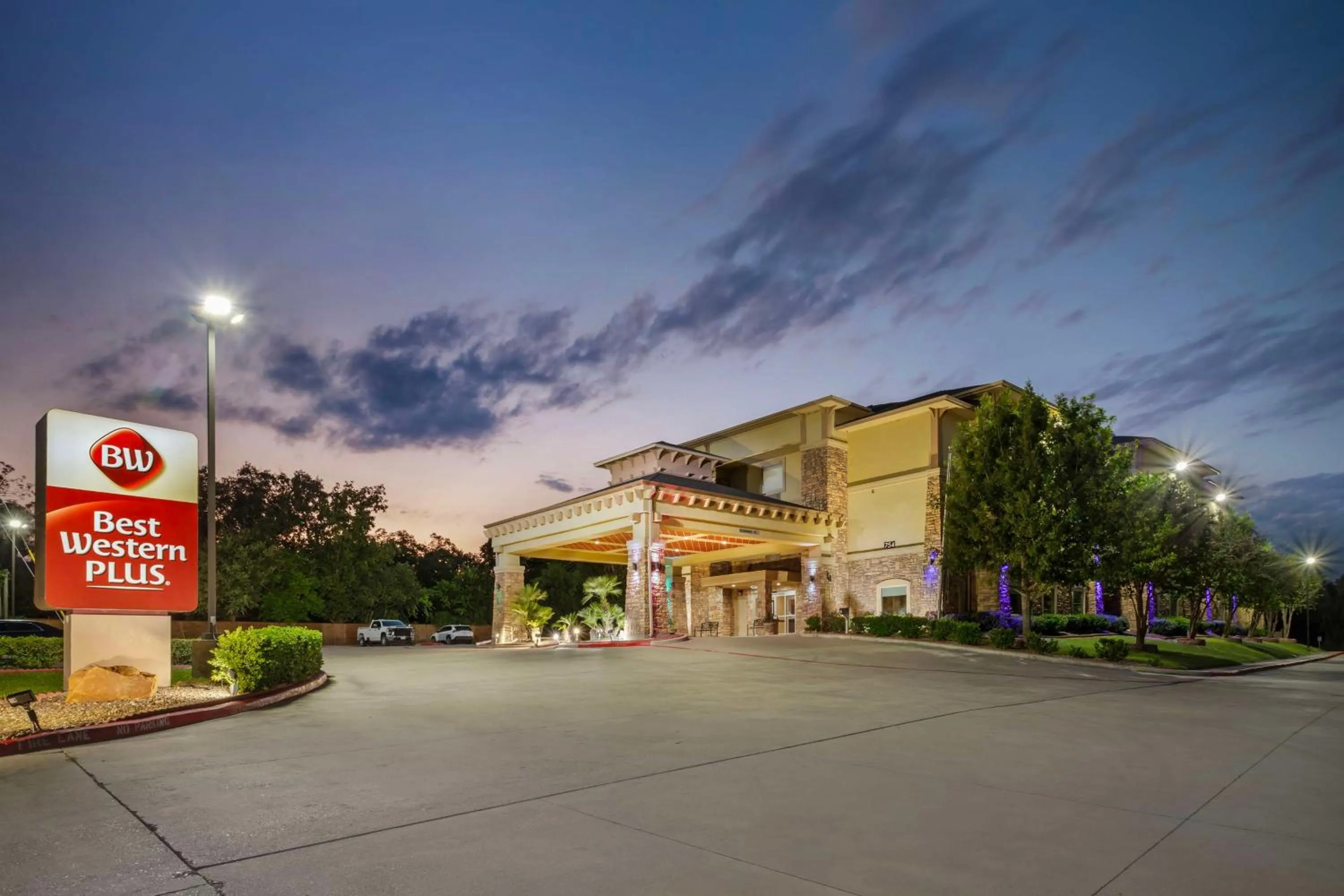 Property building in Best Western Plus Goliad Inn & Suites