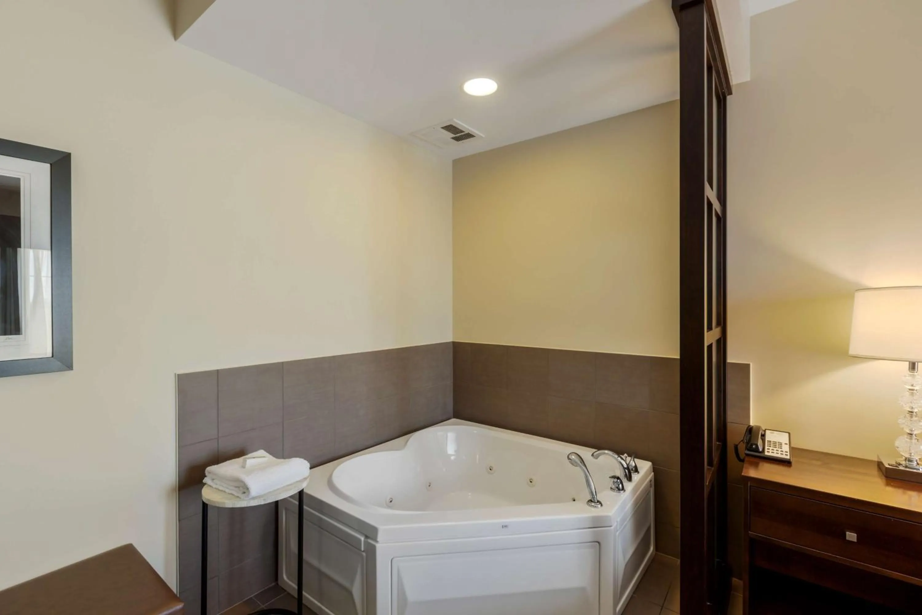 Photo of the whole room, Bed in Best Western Plus Walkerton Hotel & Conference Centre