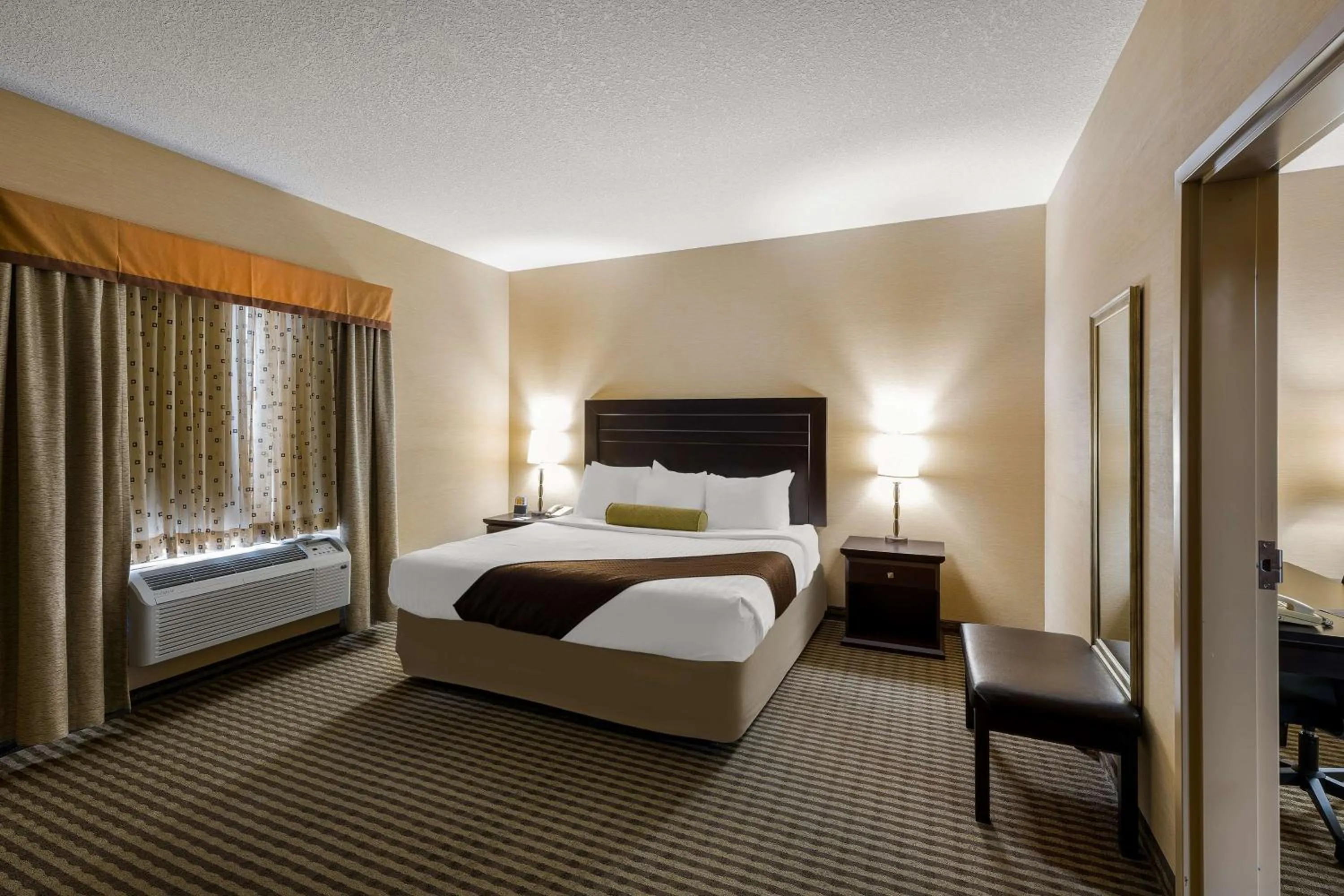 Photo of the whole room, Bed in Best Western Sunrise Inn & Suites