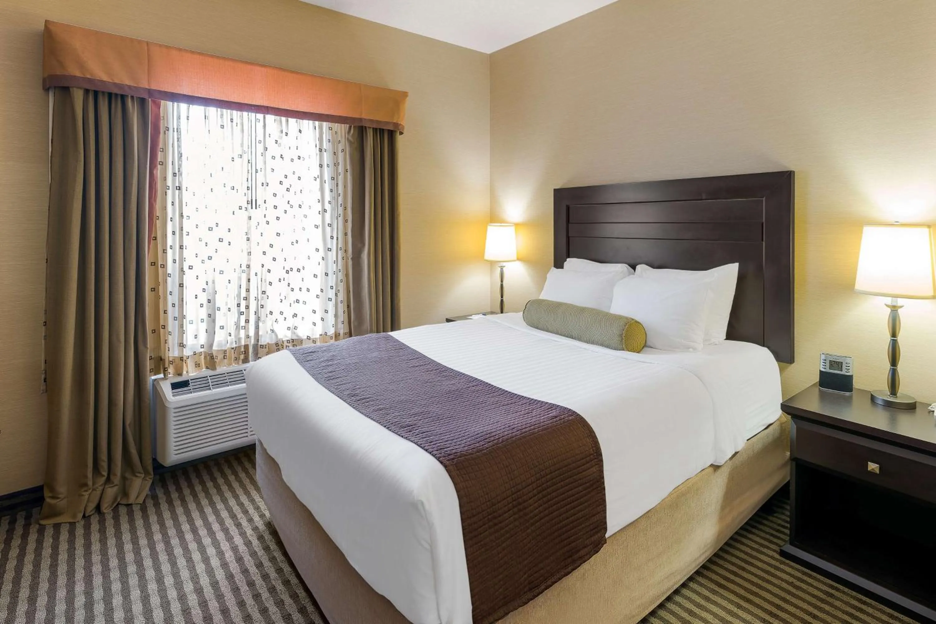 Photo of the whole room, Bed in Best Western Sunrise Inn & Suites