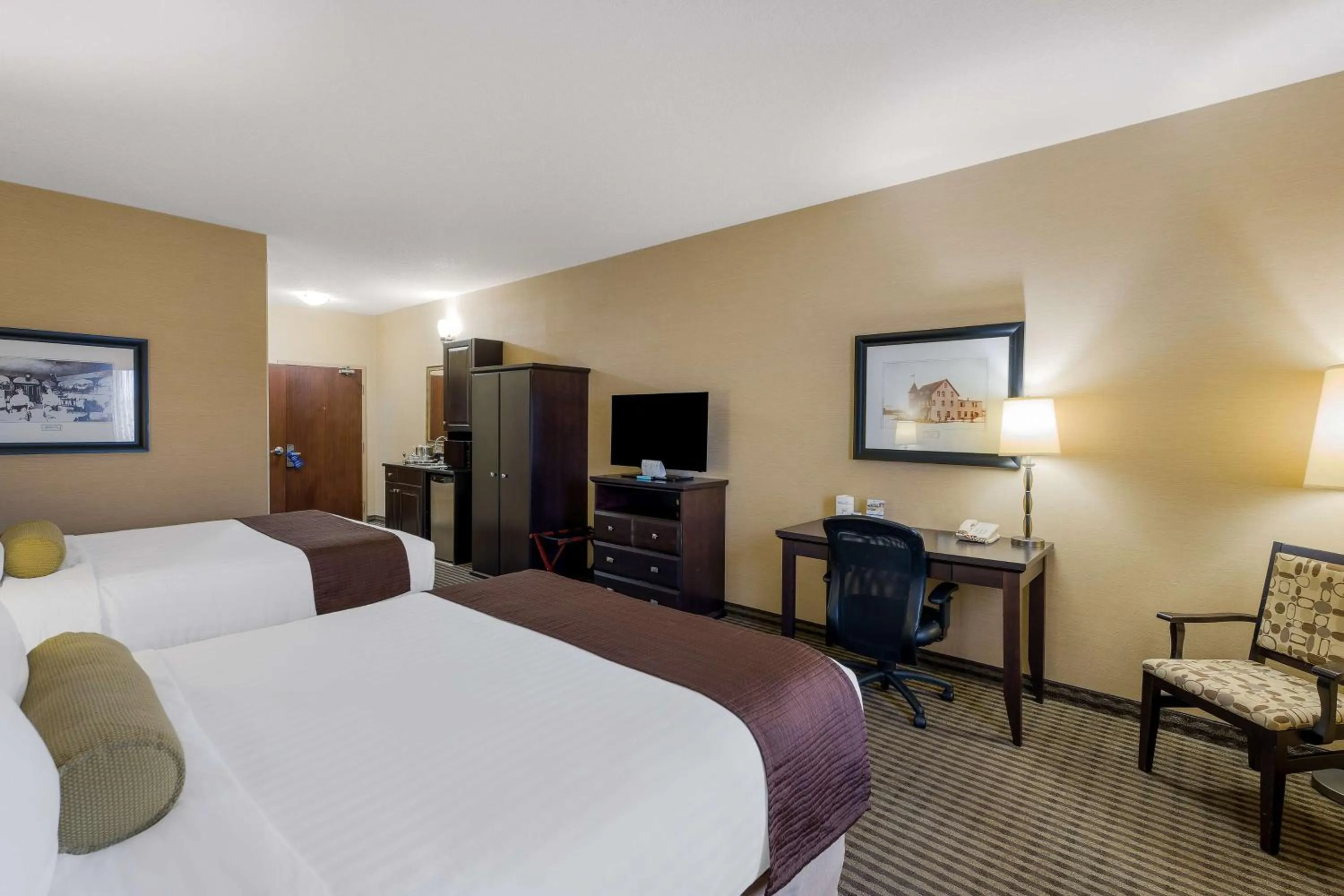 Bedroom, Bed in Best Western Sunrise Inn & Suites