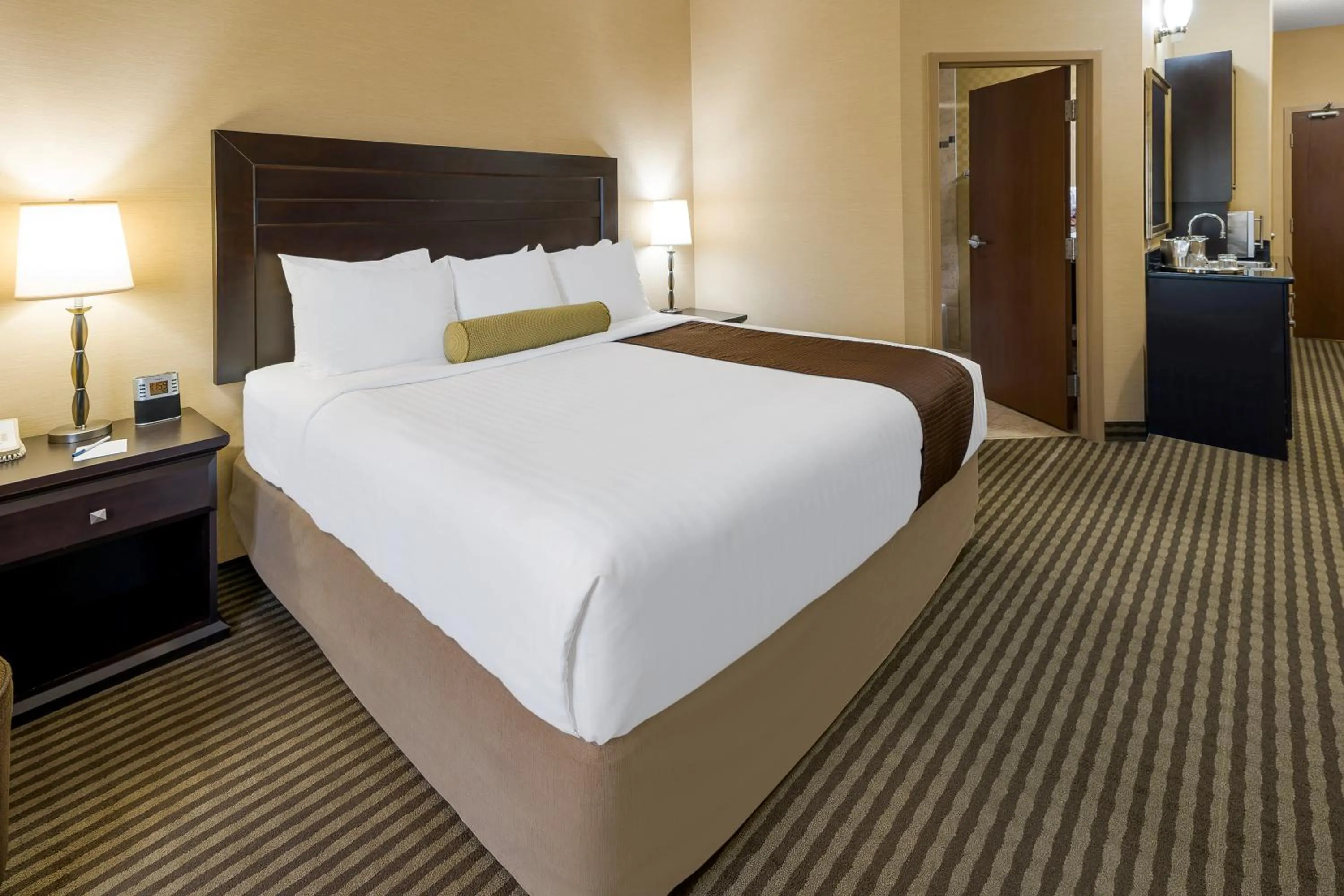 Bed in Best Western Sunrise Inn & Suites